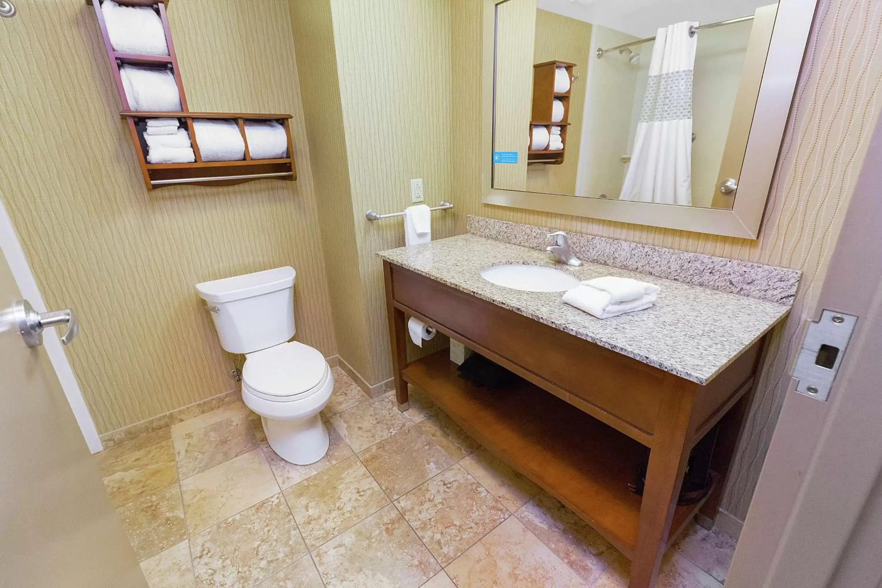 King Room with Tub Non-Smoking in Hampton Inn Waynesburg King Room with Tub Non-Smoking in Hampton Inn Waynesburg