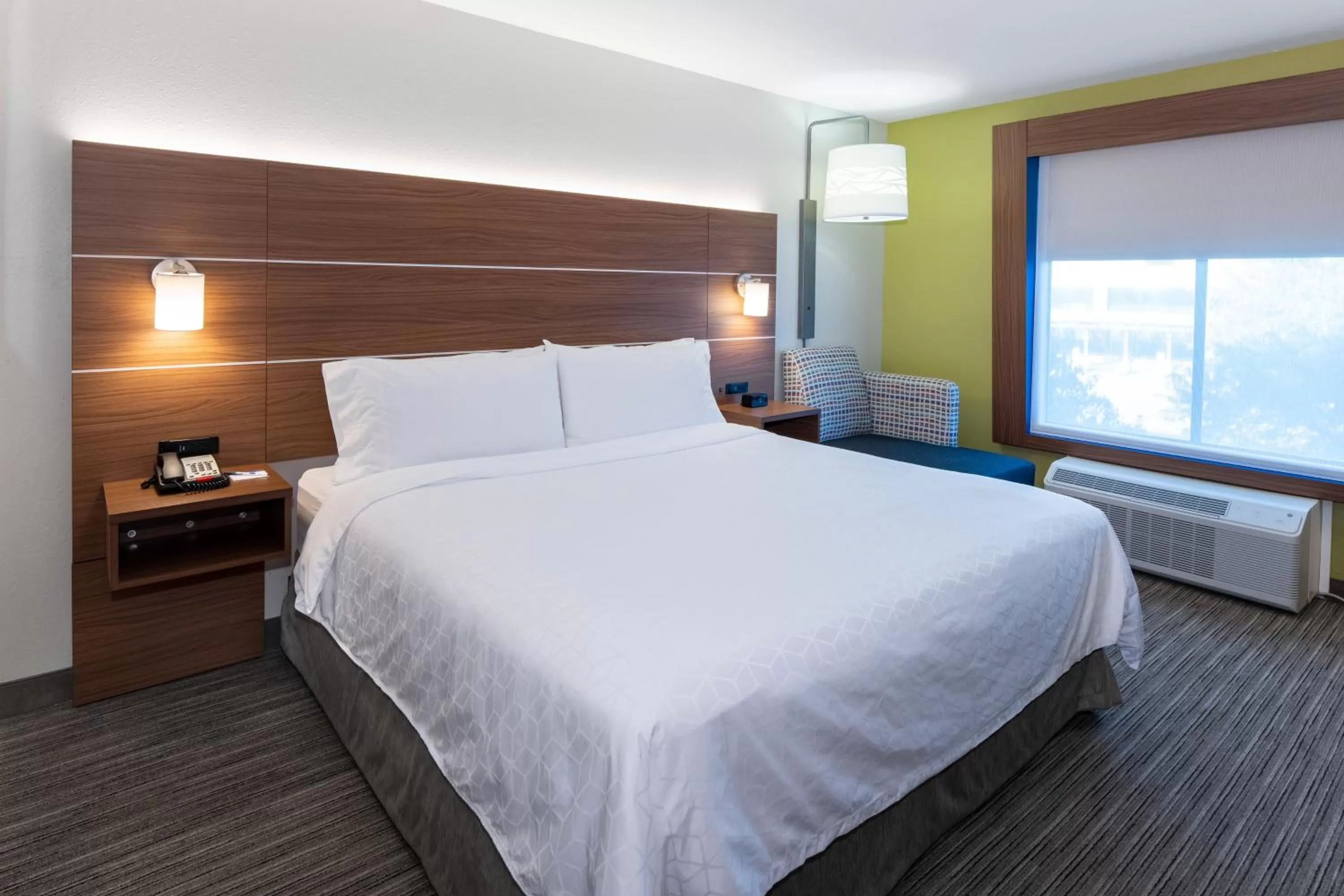 Photo of the whole room, Bed in Holiday Inn Express Arlington Interstate 20 Parks Mall by IHG
