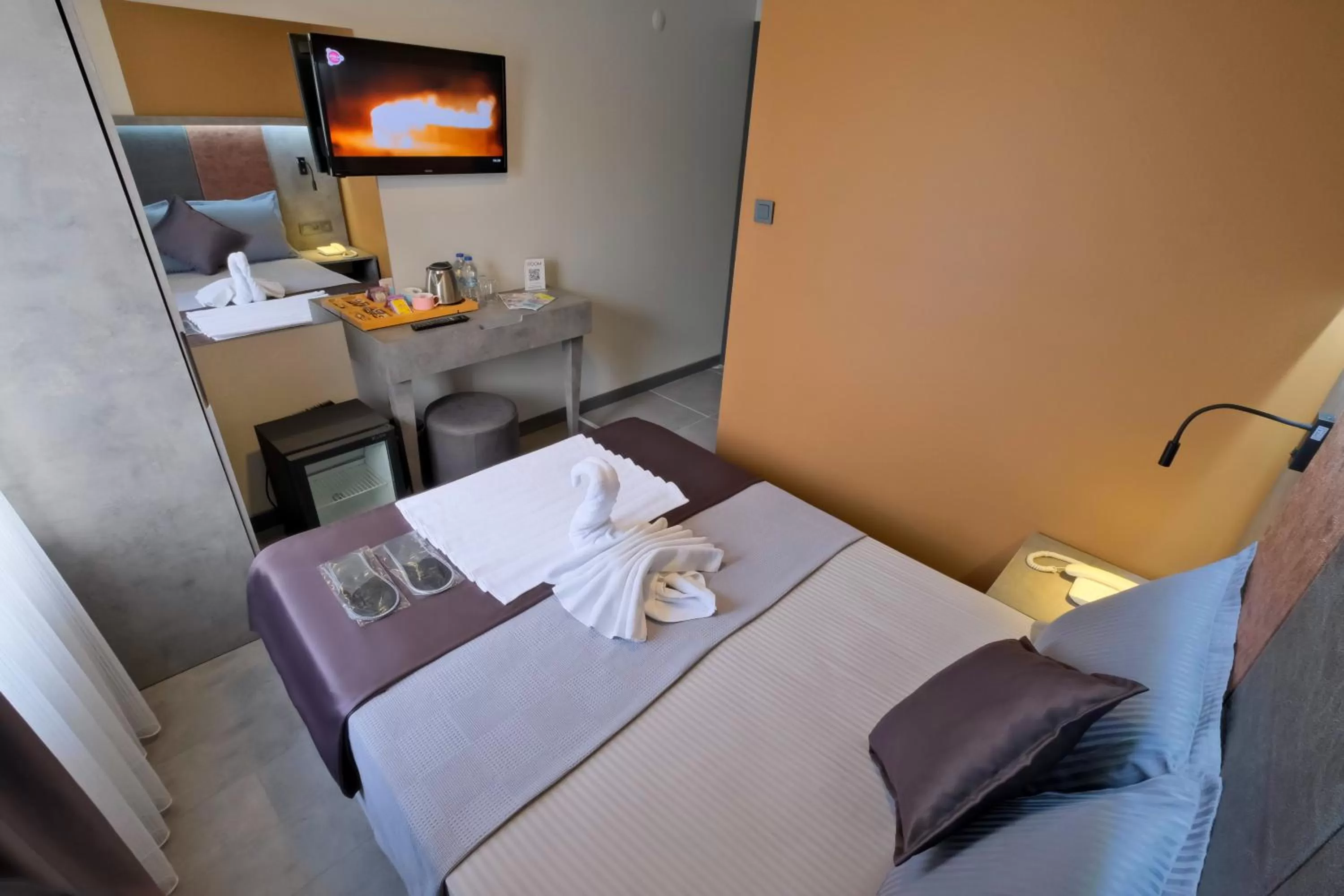 Photo of the whole room, Bed in The Queen Hotel