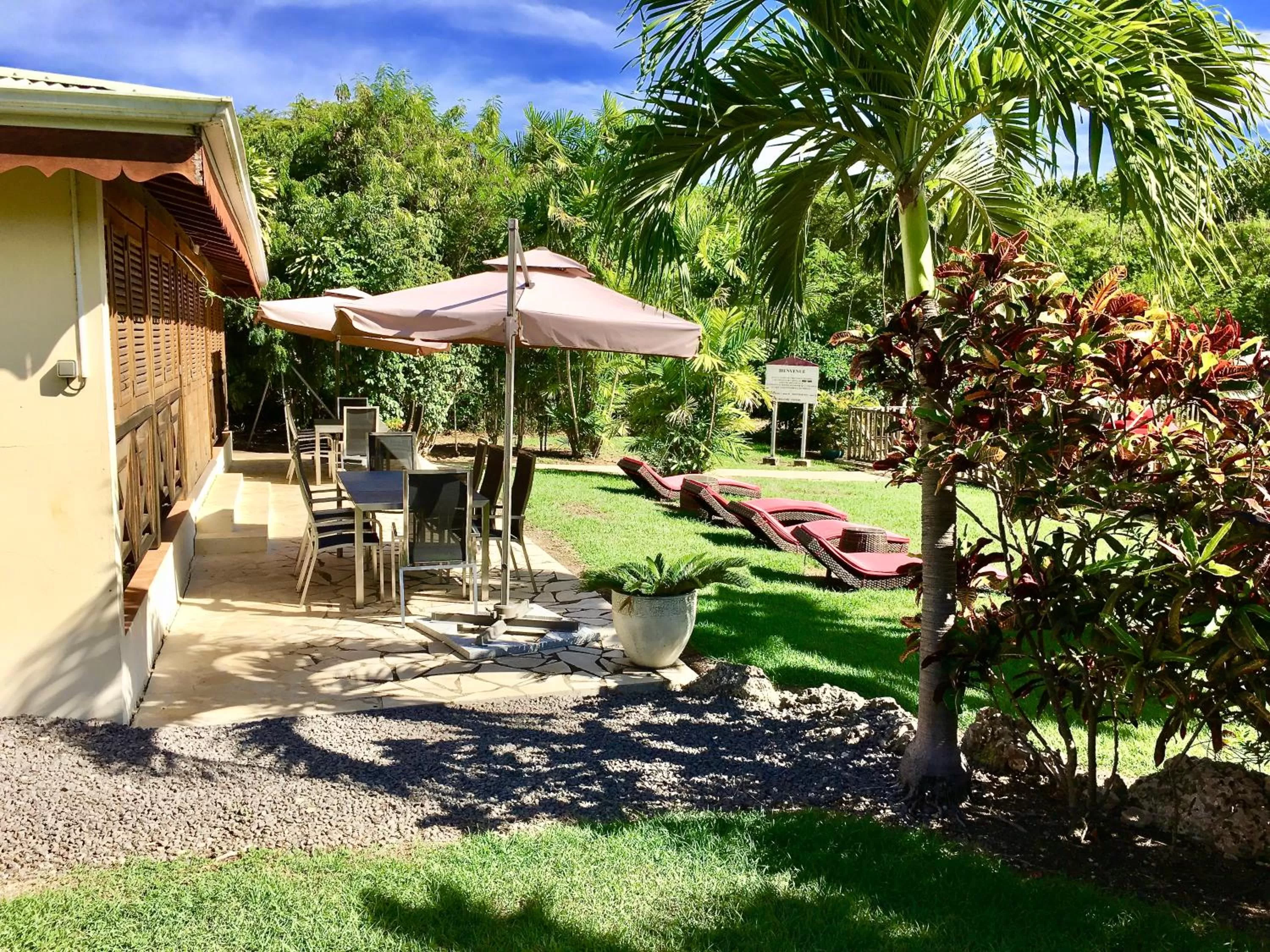 Communal lounge/ TV room in Résidence Le Vallon Guadeloupe Parc Piscine Appartements & Studios