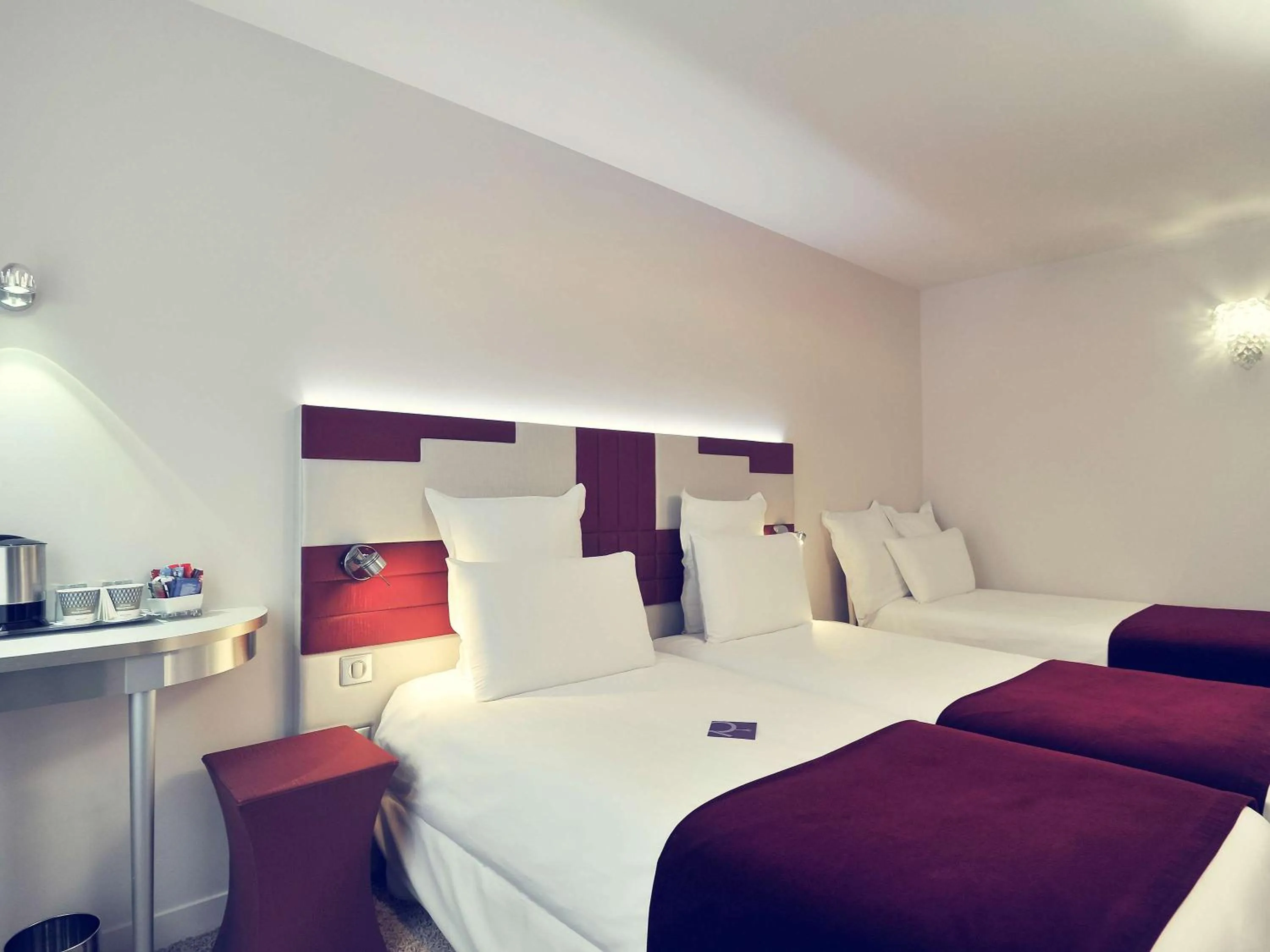 Photo of the whole room, Bed in Mercure Paris Opéra Faubourg Montmartre