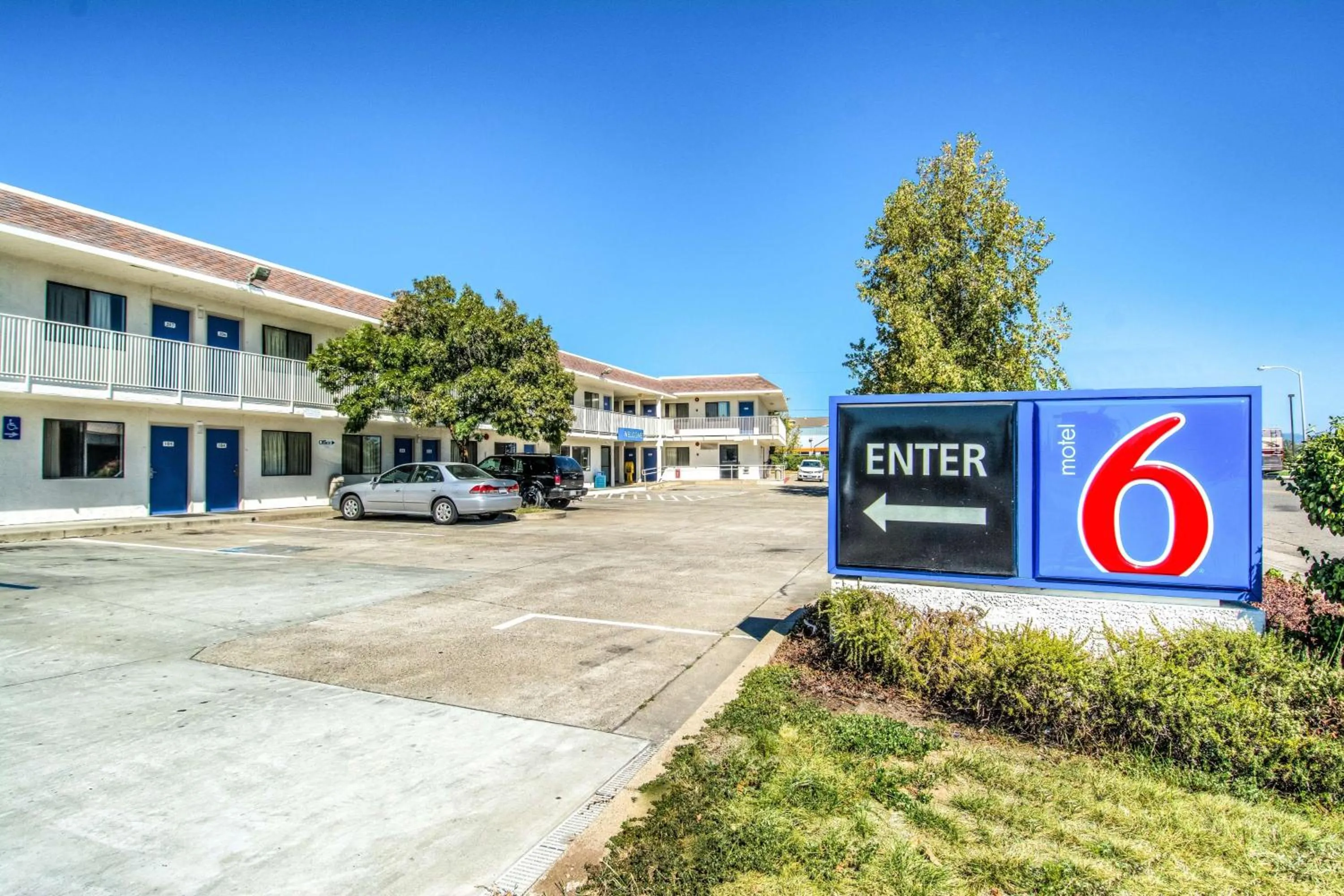 Property building in Motel 6-Redding, CA - North