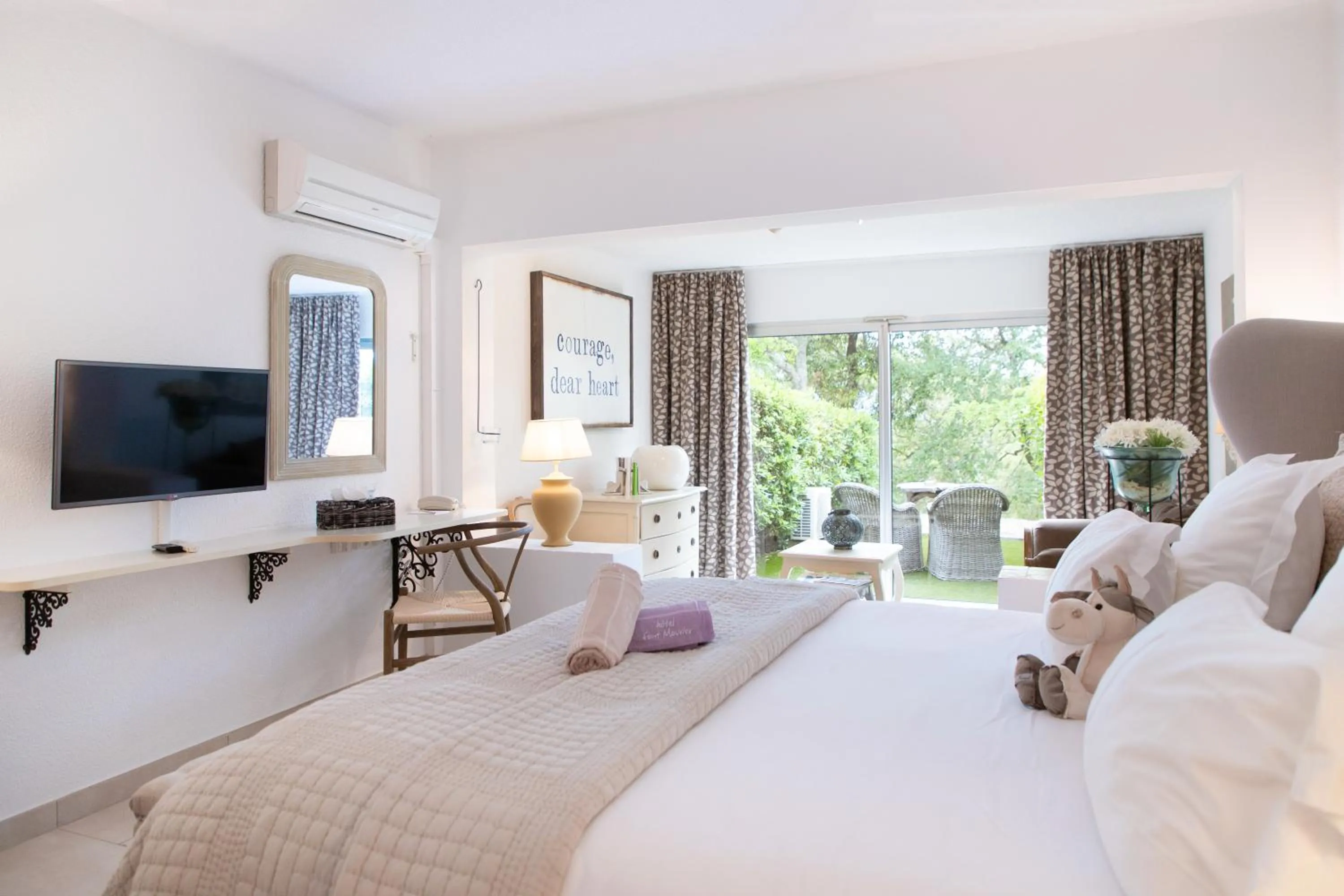 Photo of the whole room, Bed in Hôtel Font Mourier