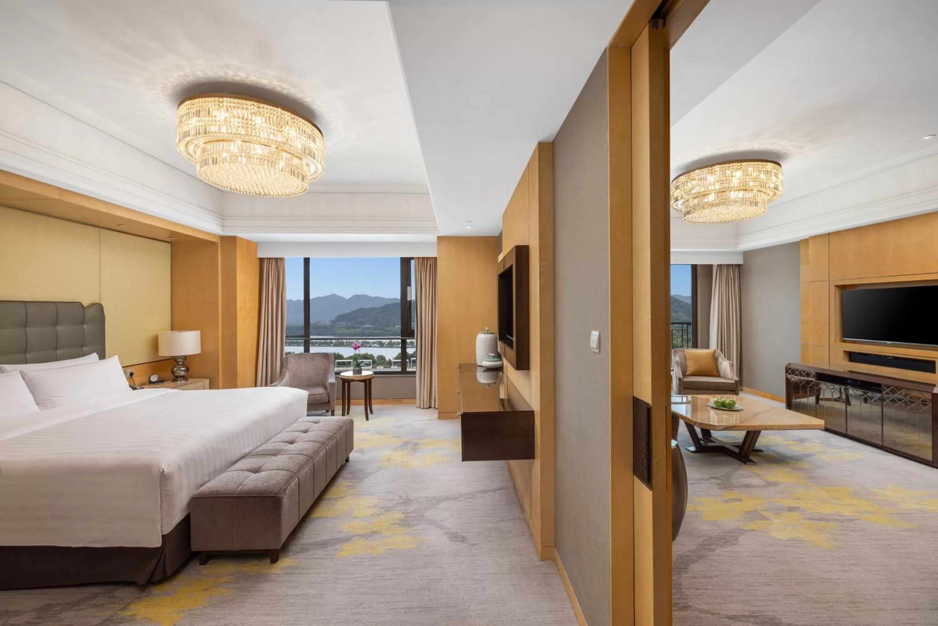 Photo of the whole room in Midtown Shangri-La, Hangzhou