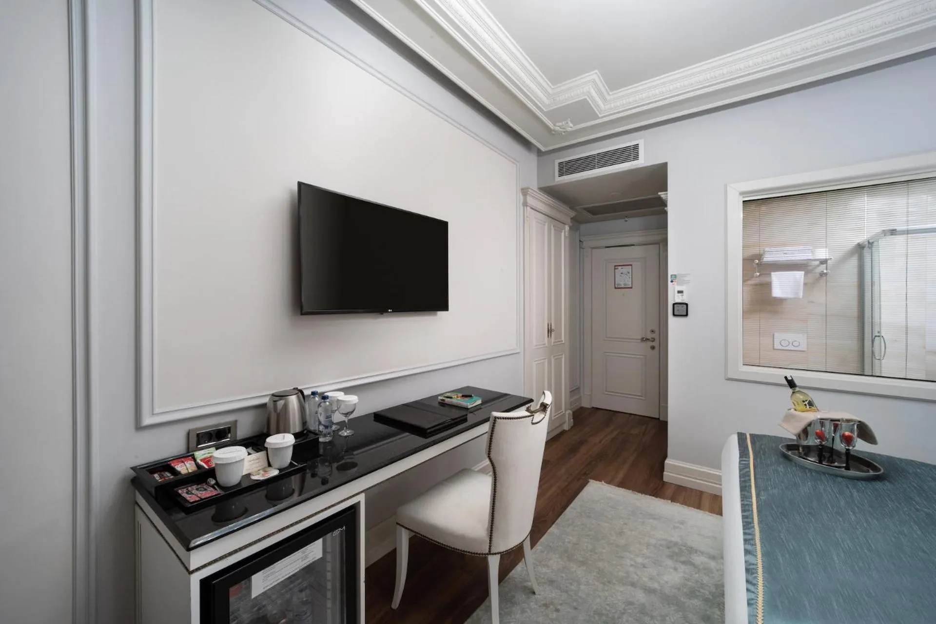 TV and multimedia in The Time Hotel Marina