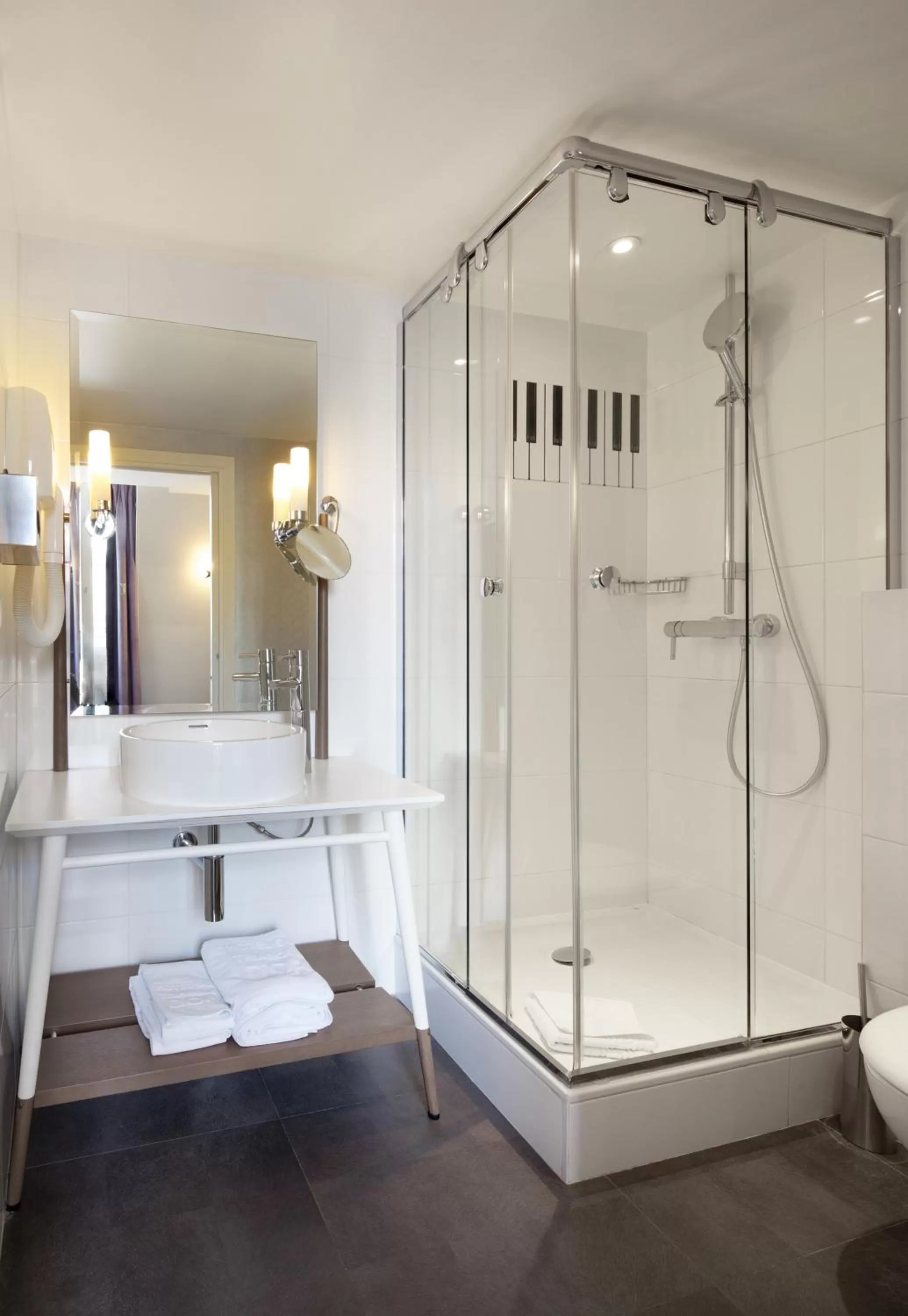 Bathroom in Hôtel du Triangle d'Or