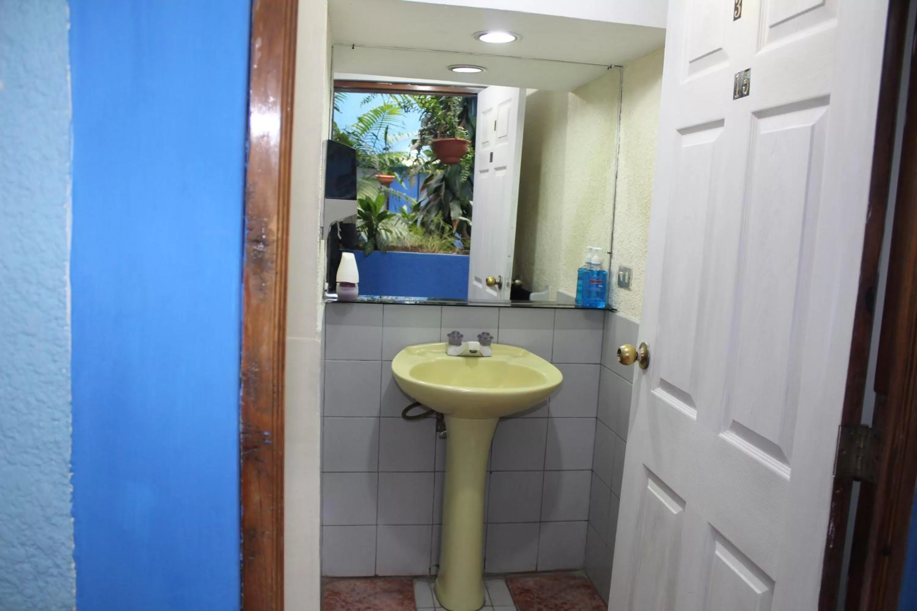 Bathroom in hotel kasa kamelot 2