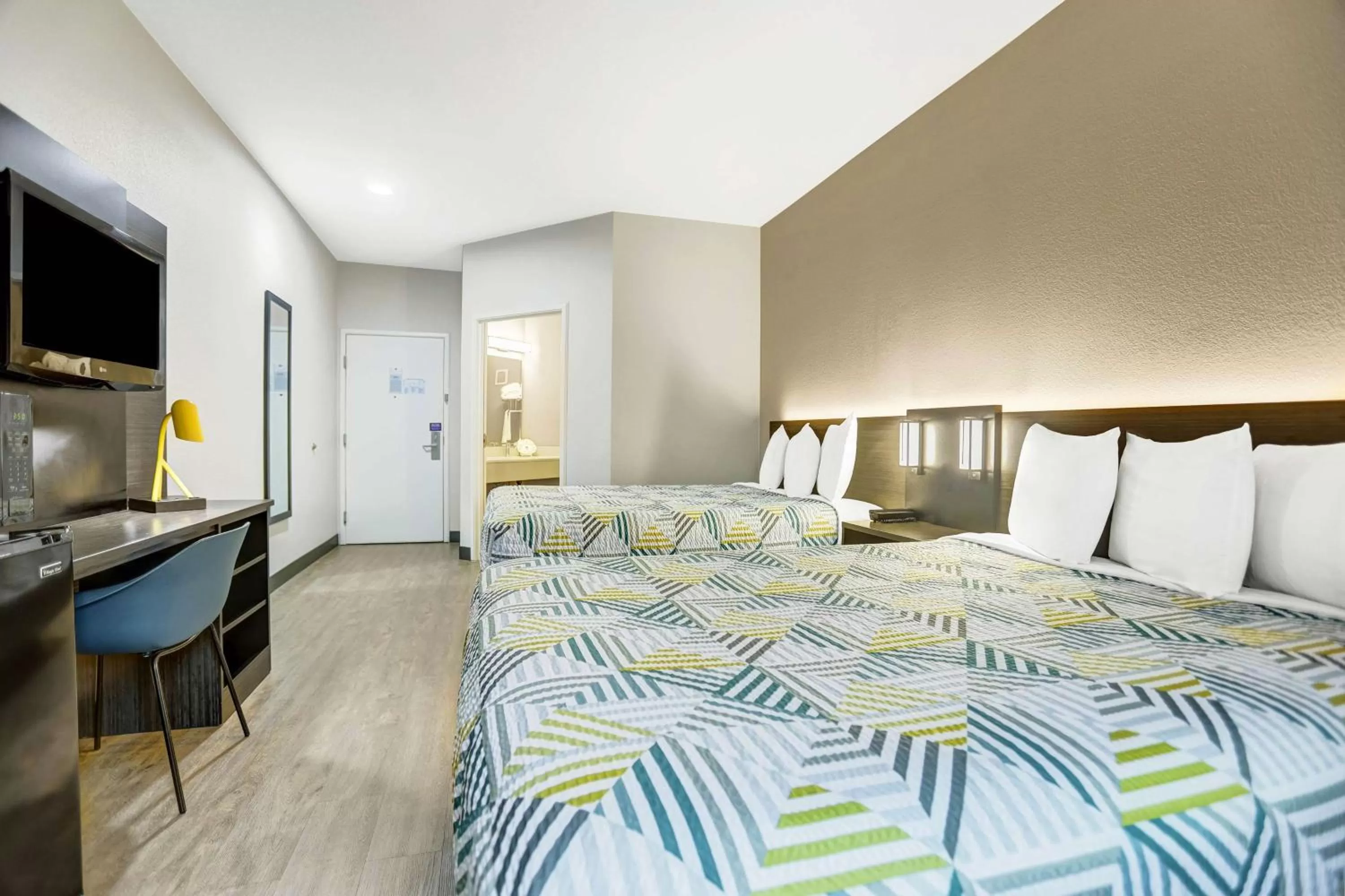 Photo of the whole room, Bed in Motel 6-Weatherford, TX