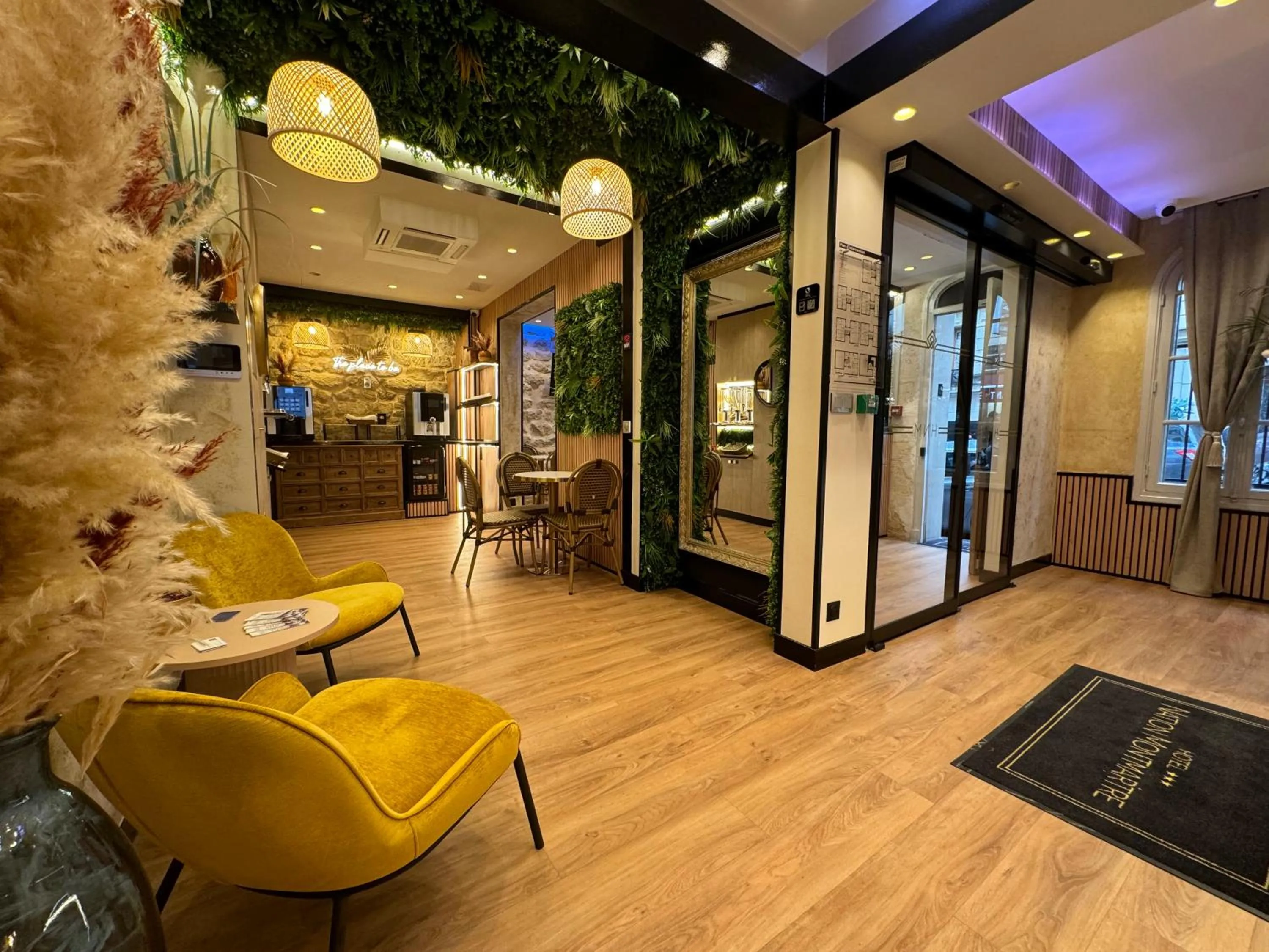 Property building in Hotel Nation Montmartre