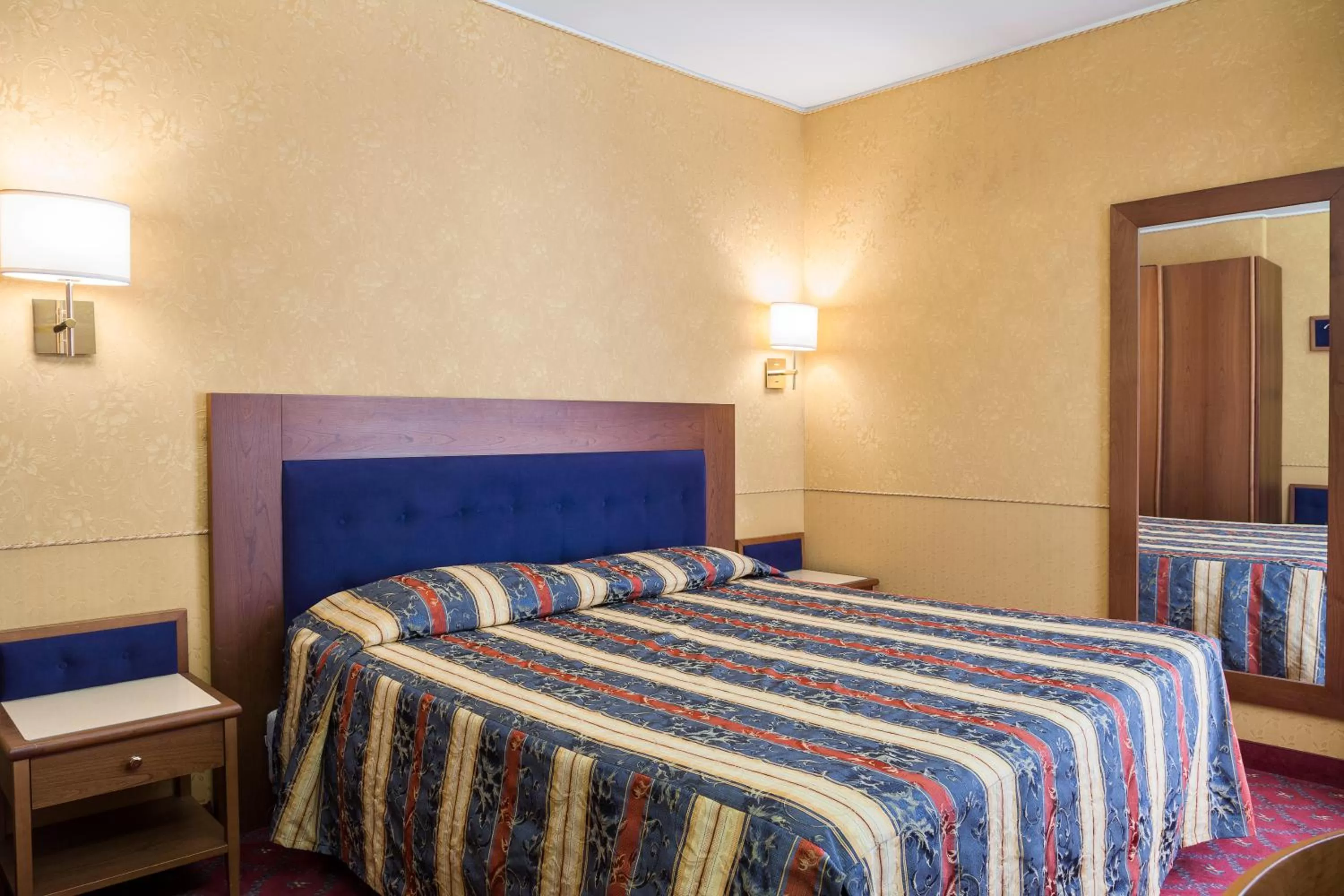 Bathroom, Bed in Hotel Des Etrangers