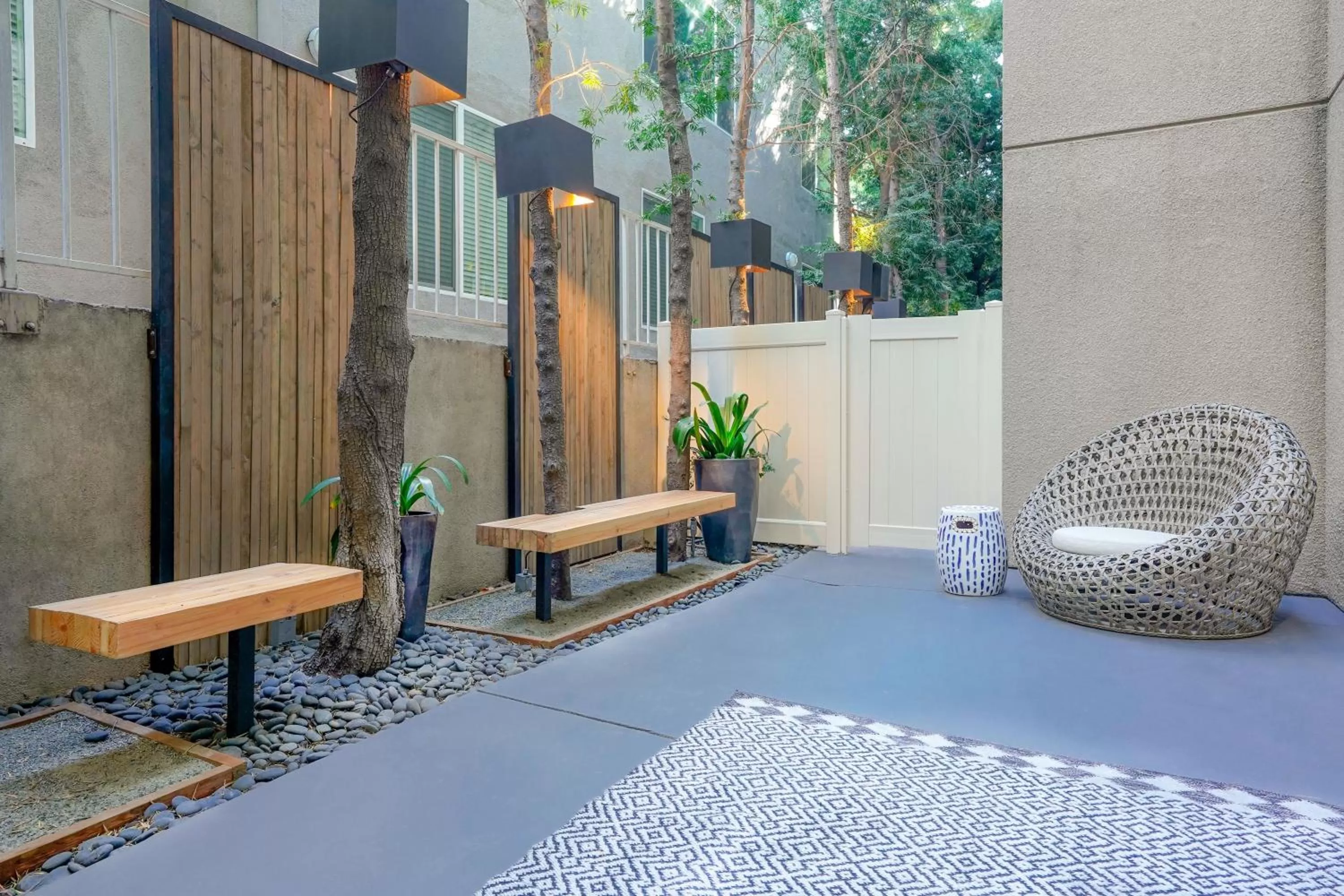 Patio in Hotel Amarano Burbank-Hollywood