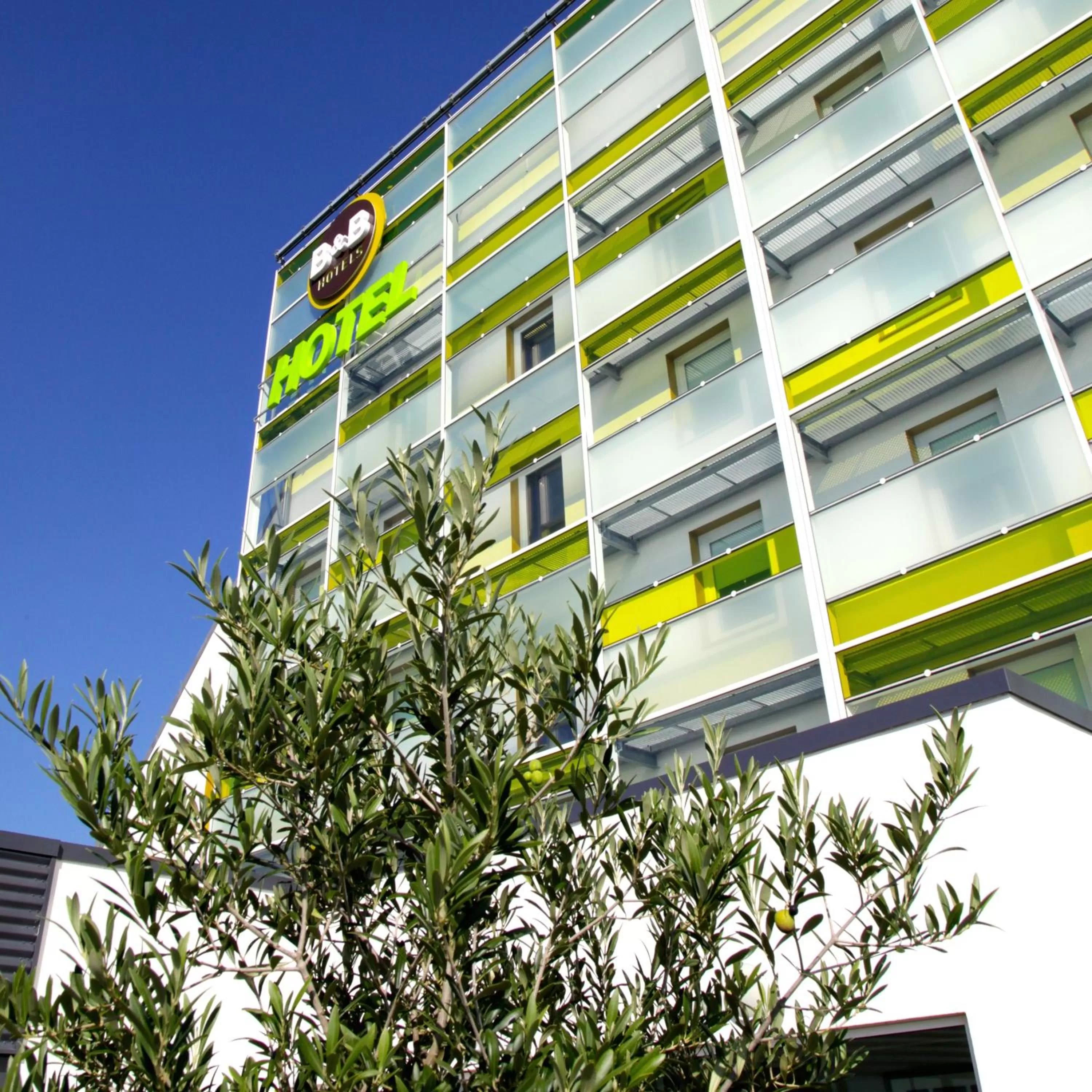 Property building in B&B HOTEL Lyon Sud États-Unis