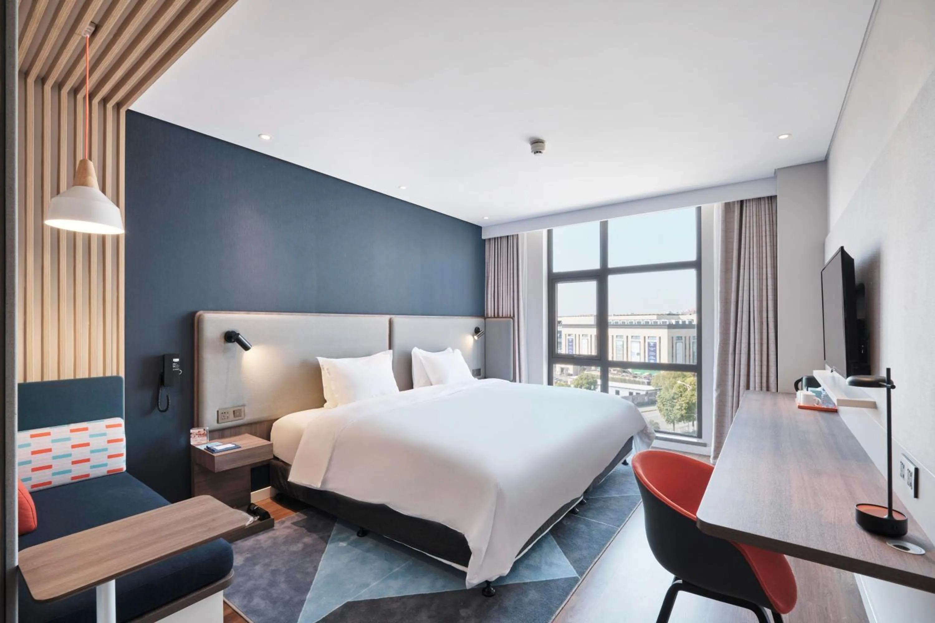 Photo of the whole room, Bed in Holiday Inn Express Shanghai Hongqiao North by IHG