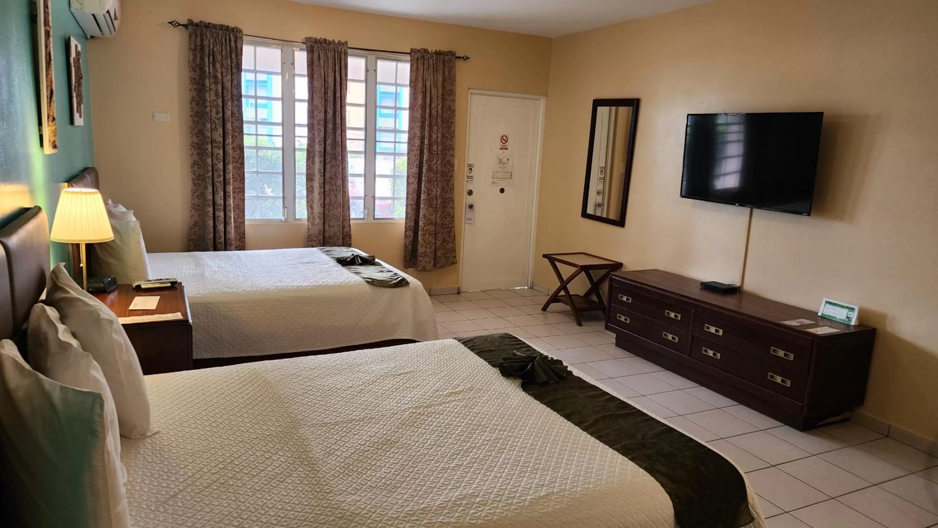 Bedroom, Bed in Combate Beach Resort