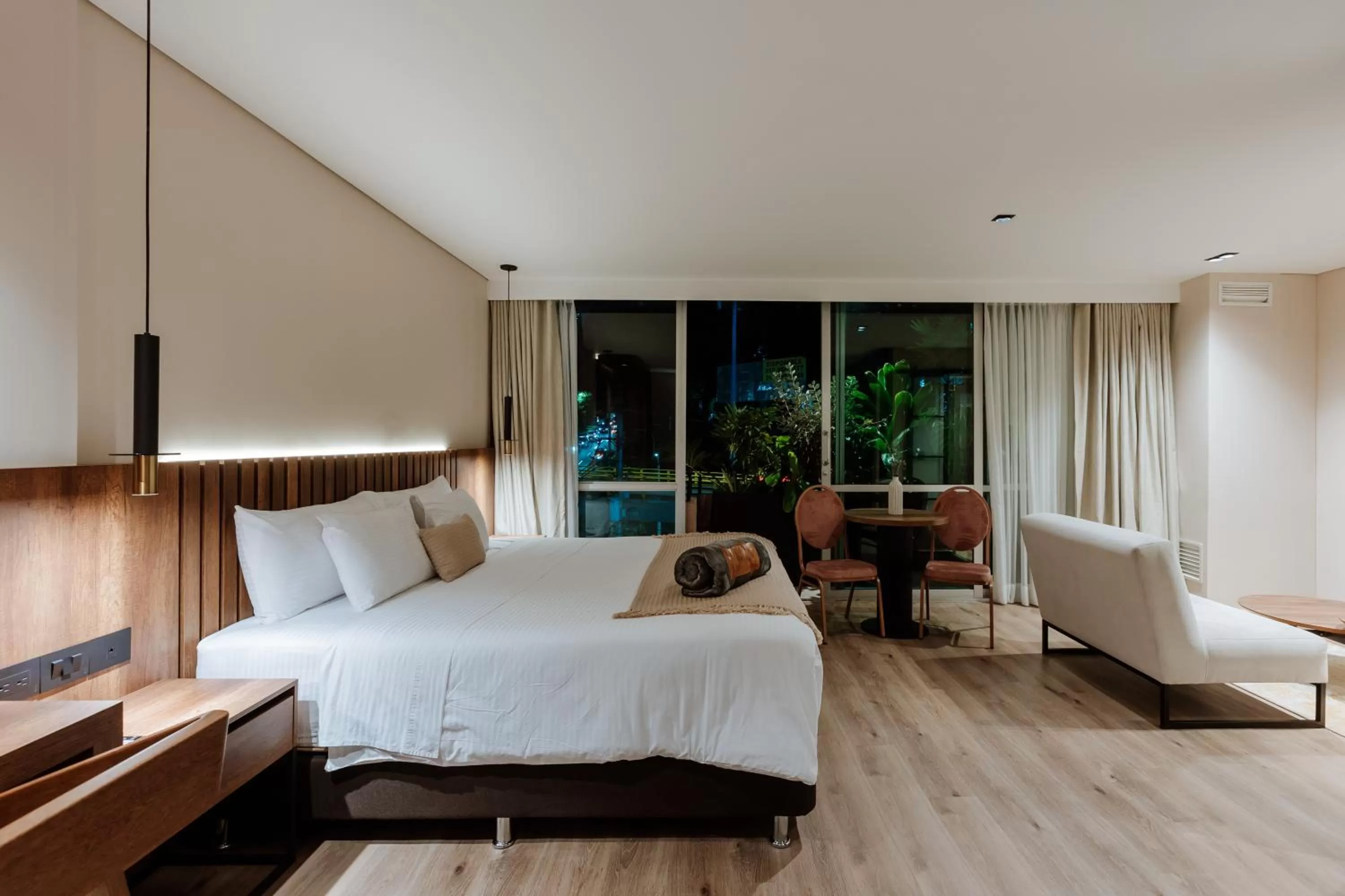 Photo of the whole room, Bed in 1616 Hotel