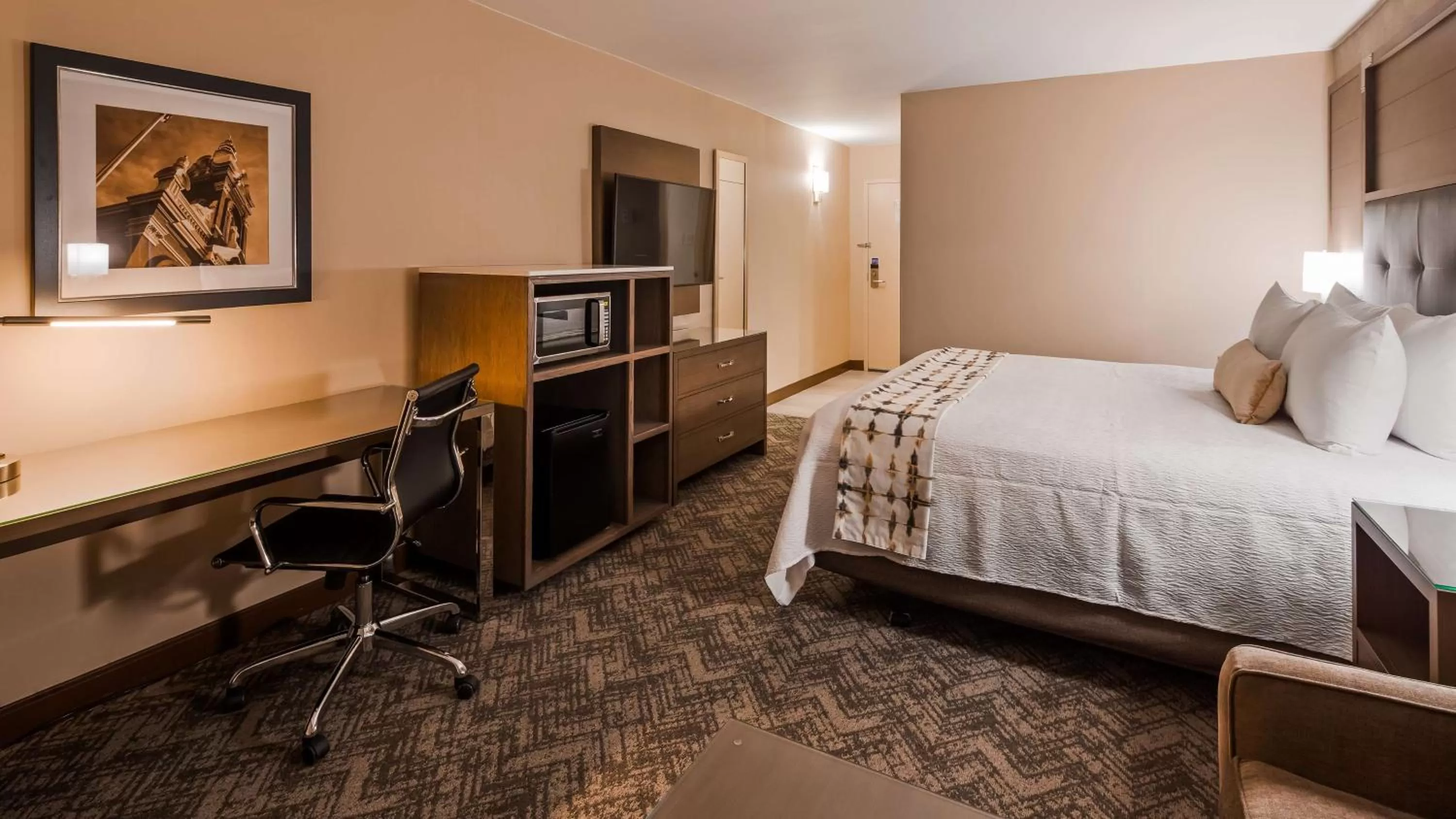 King Room with Mobility Accessible Tub and Sofa Bed in Best Western Premier Kansas City Sports Complex Hotel