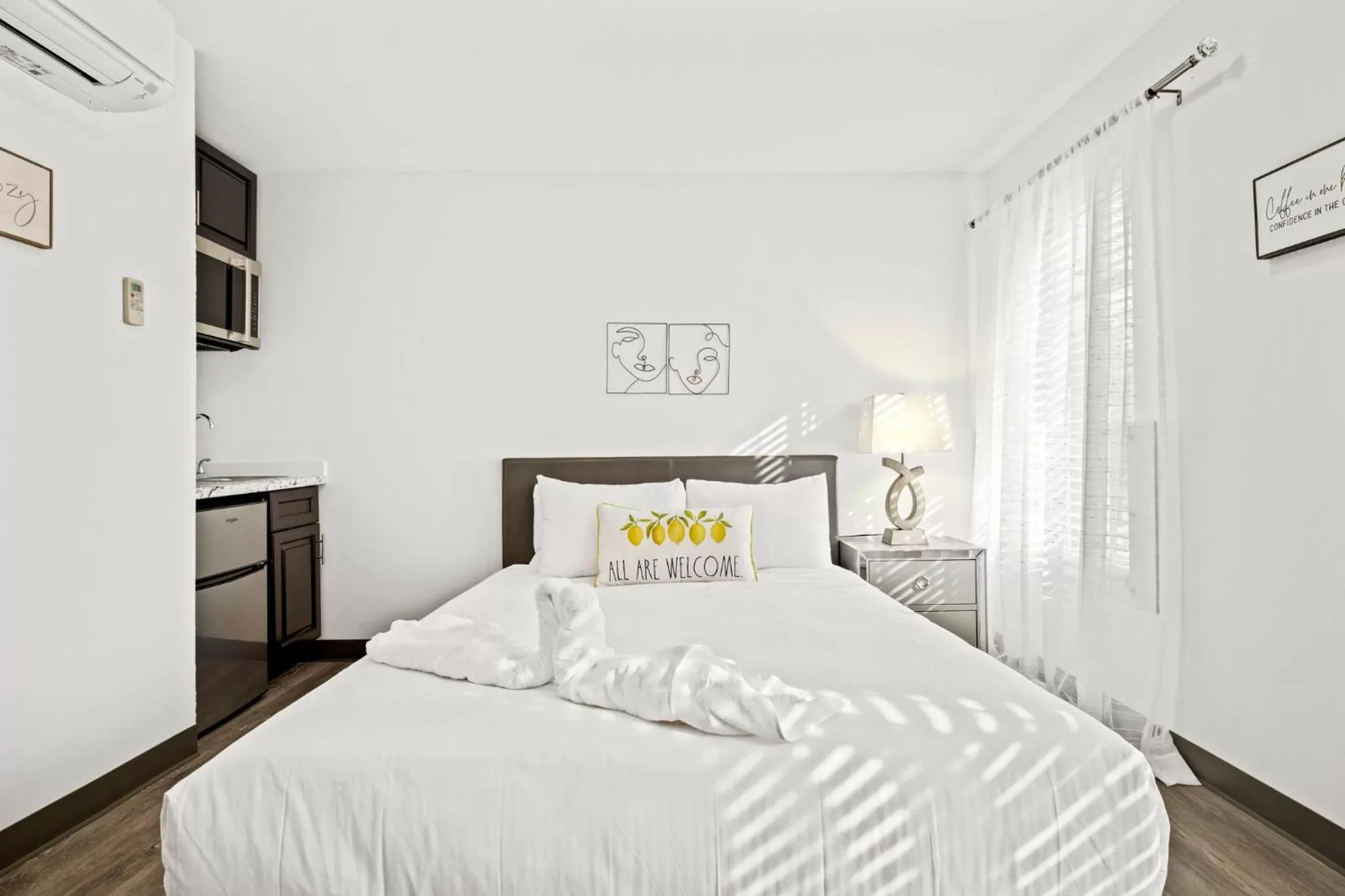 Kitchen or kitchenette, Bed in Sunset Inn-South Miami