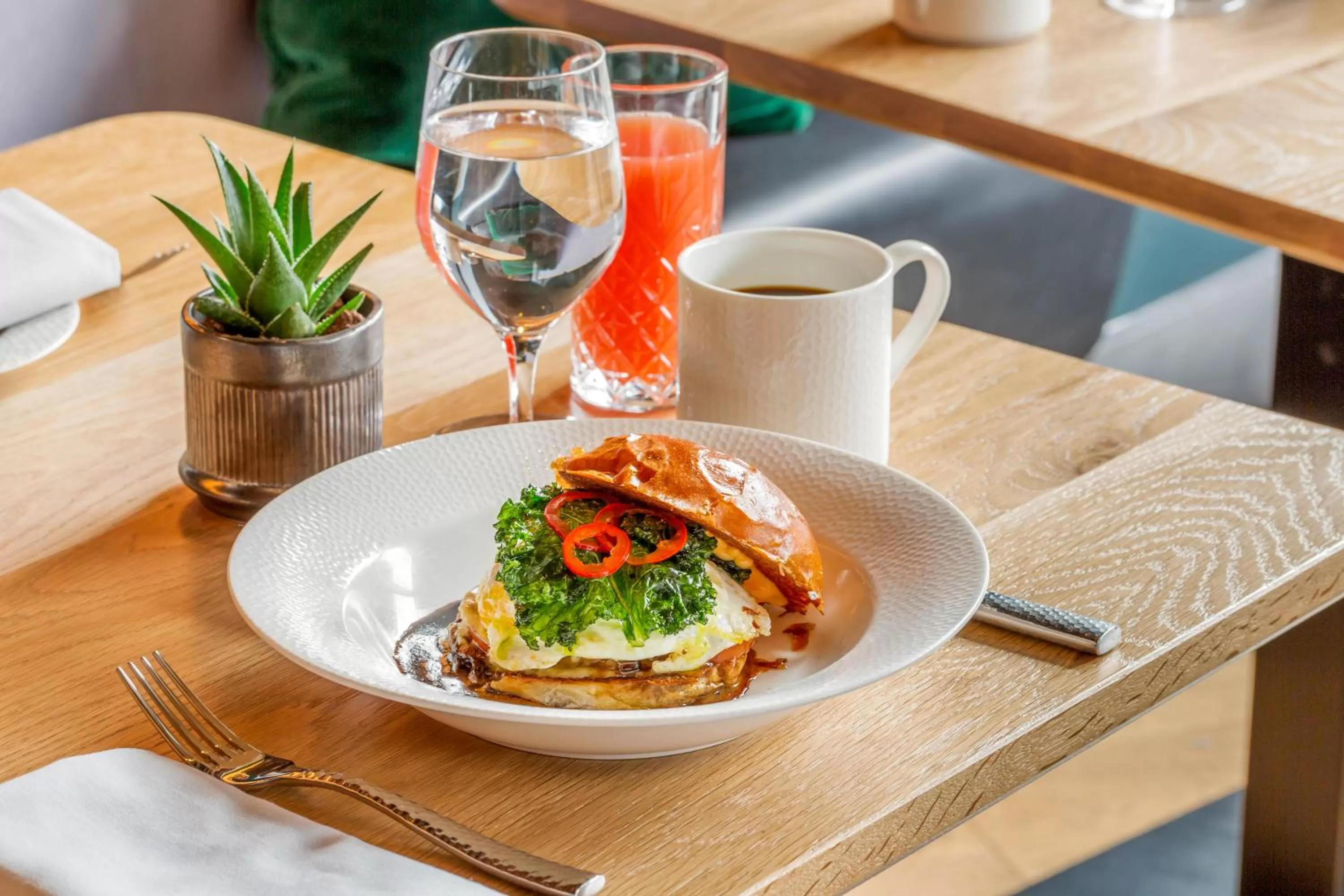 Food and drinks in Cambria Hotel Boston Downtown - Seaport