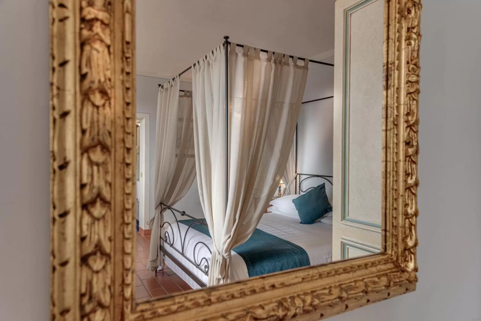 Decorative detail in Hotel Palazzo di Valli