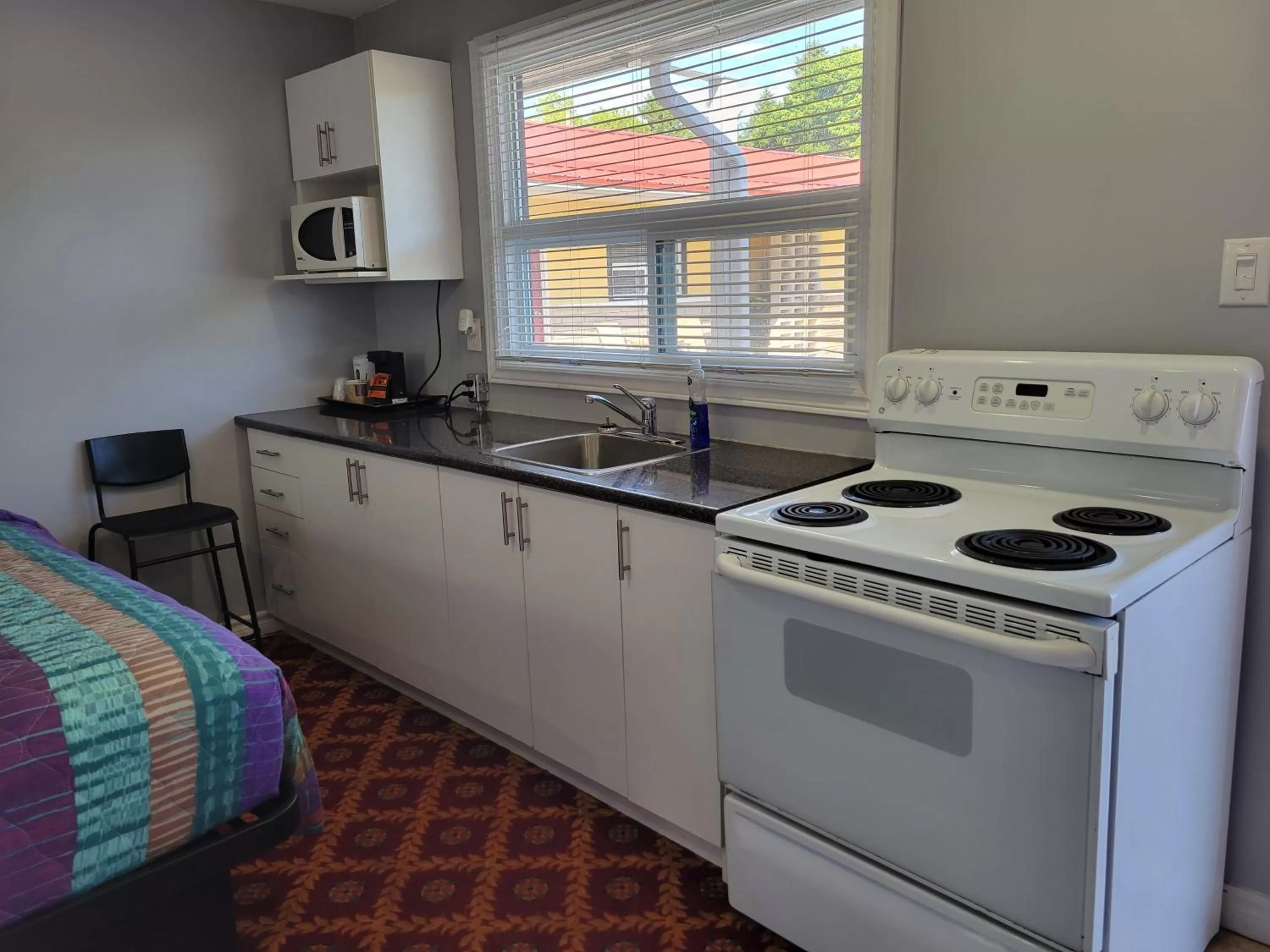 Kitchen or kitchenette in Knights Inn Cobourg