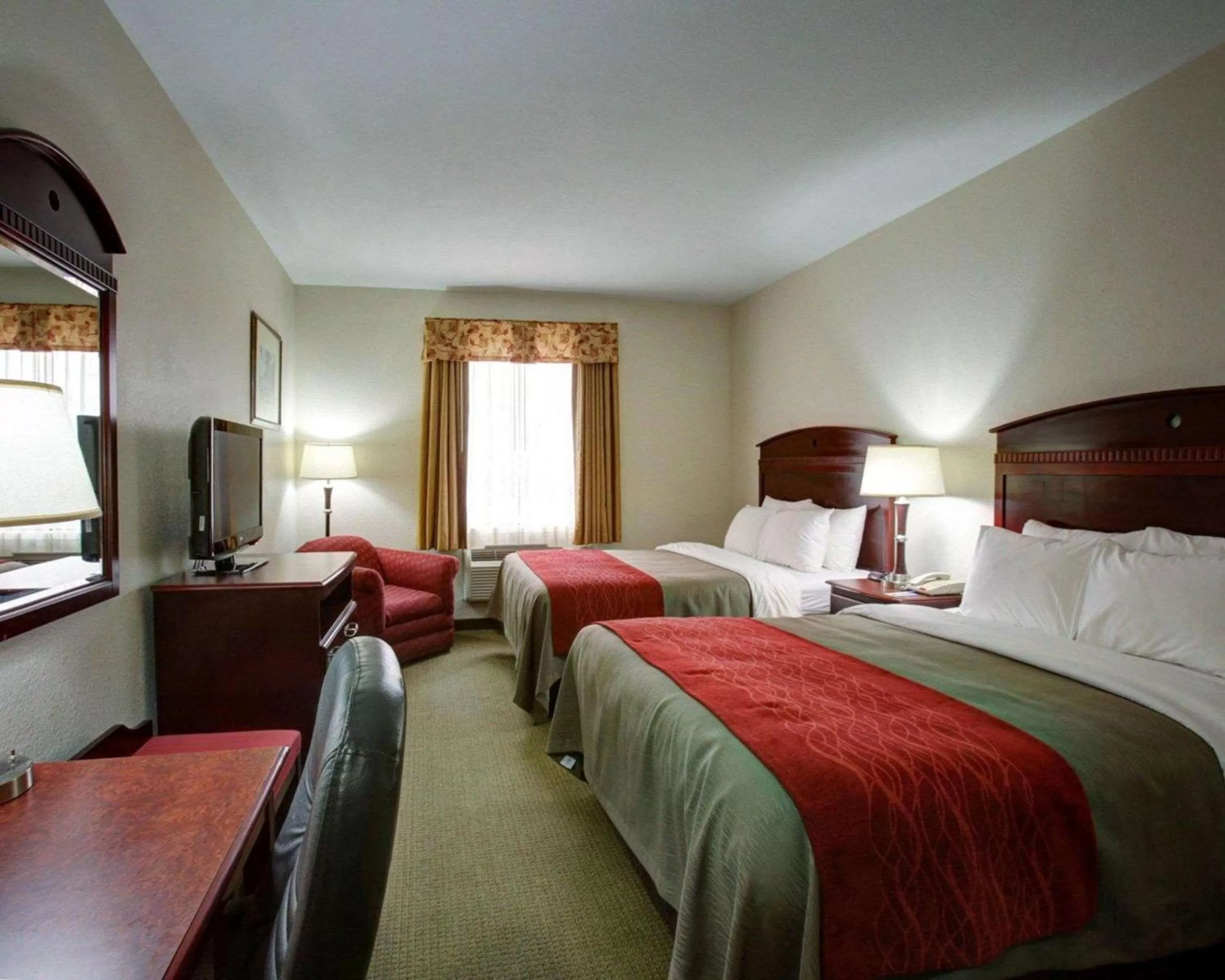 Photo of the whole room, Bed in Quality Inn Rockdale