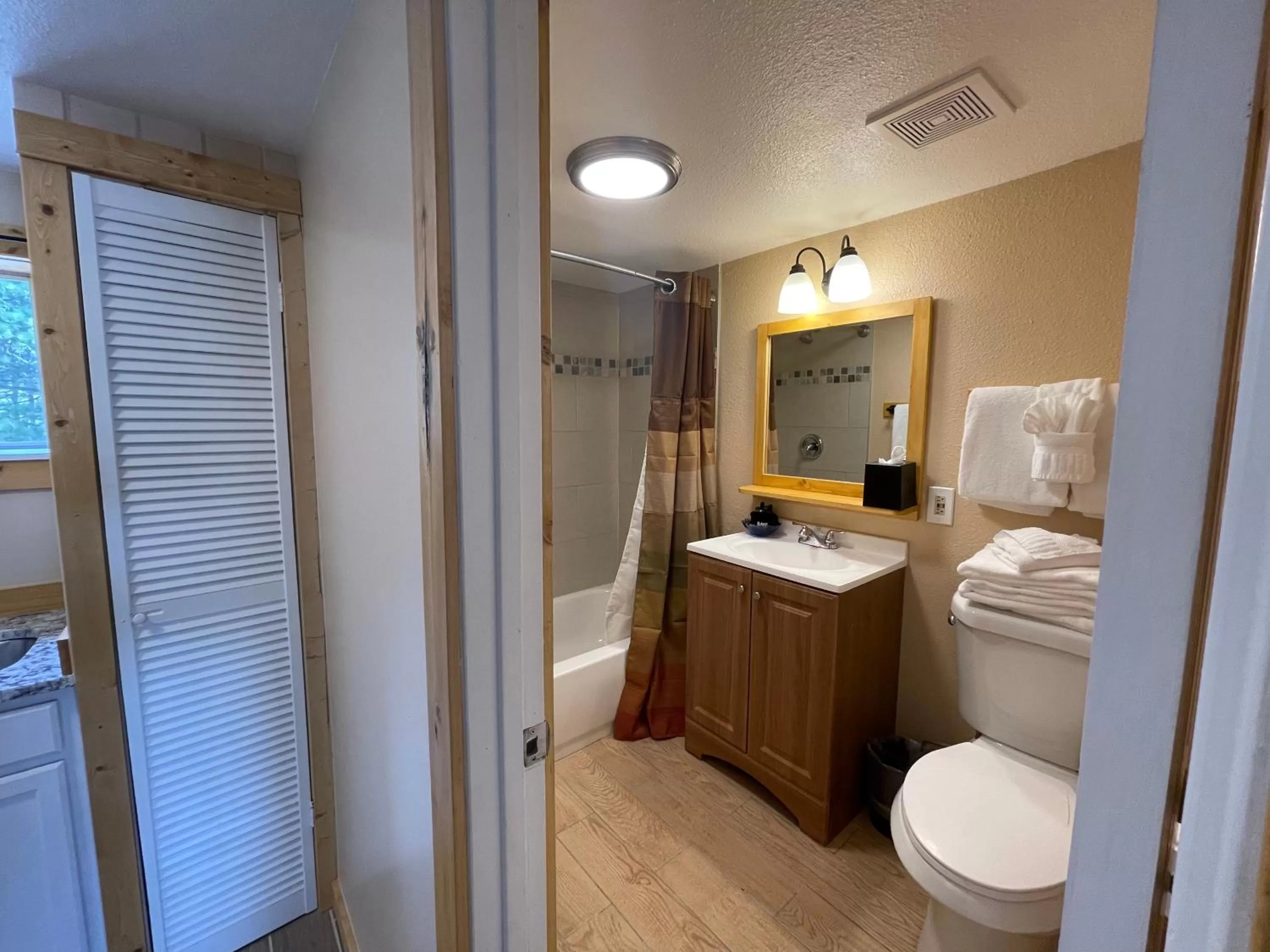 Bathroom, Bed in Estes Mountain Inn