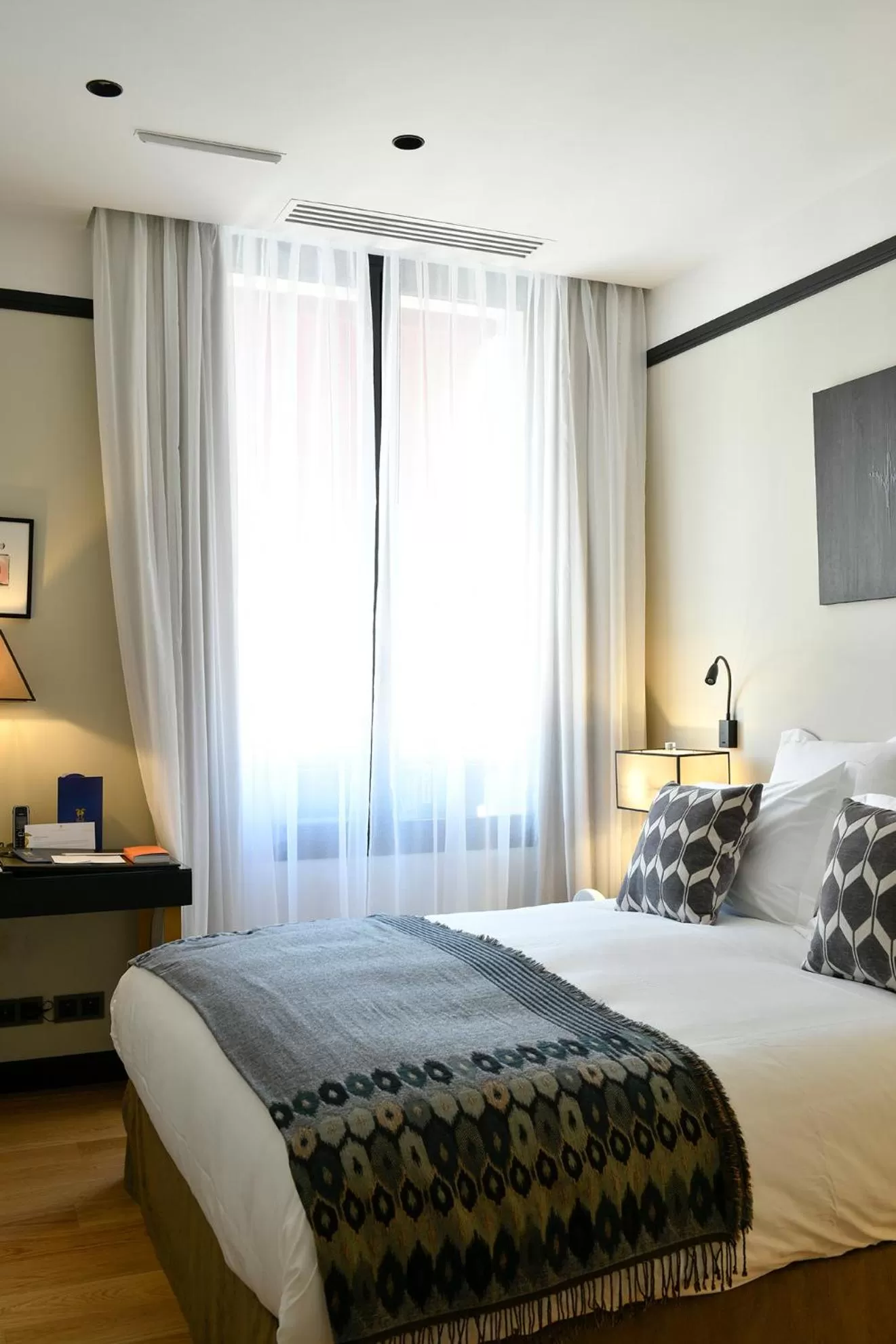 Shower, Bed in Hôtel Restaurant le Touring - Teritoria