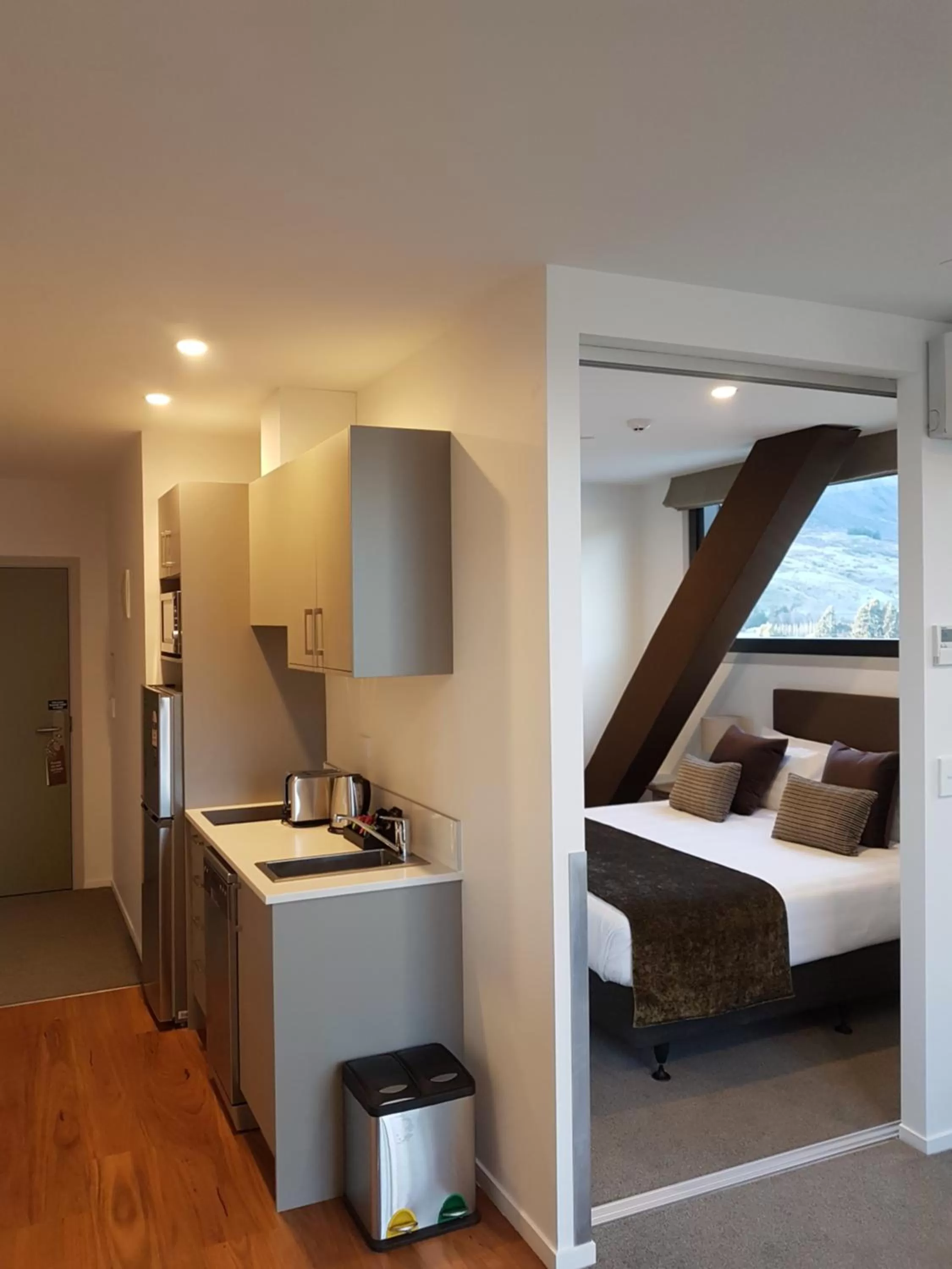 Kitchen or kitchenette, Bed in Wyndham Garden Remarkables Park Queenstown