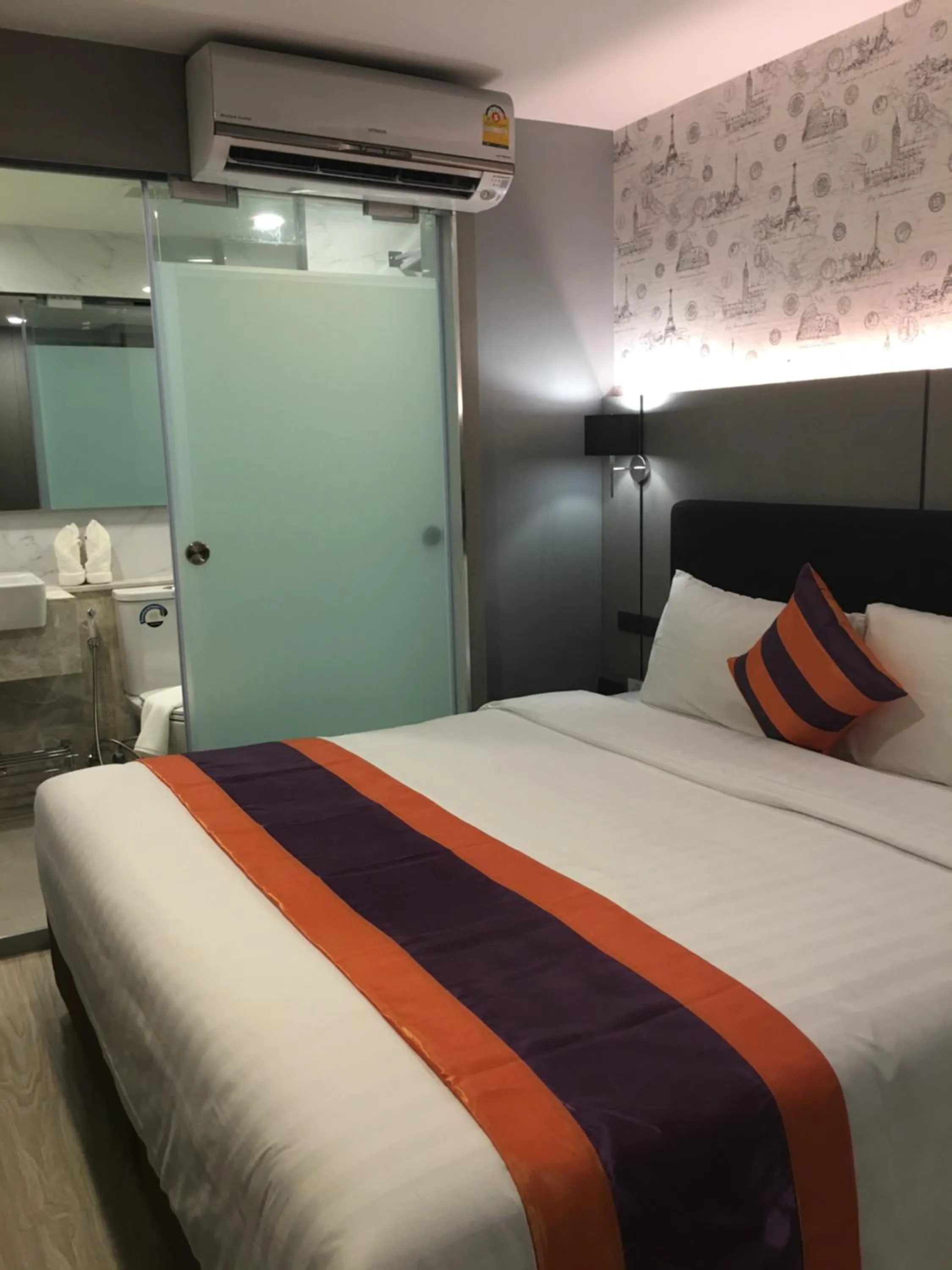 Shower, Bed in Studio Ekamai