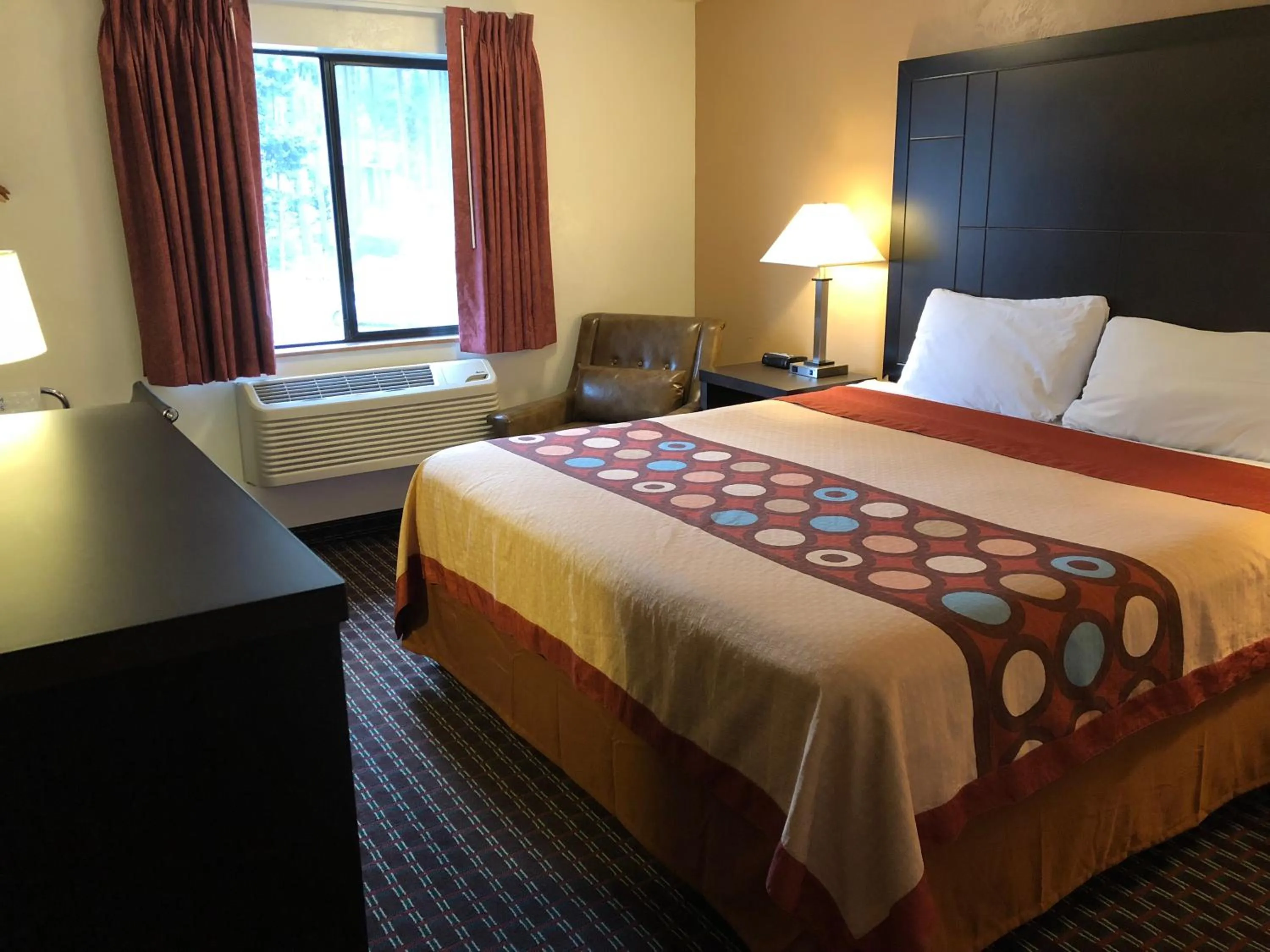 Bedroom, Bed in Super 8 by Wyndham Lacey Olympia Area