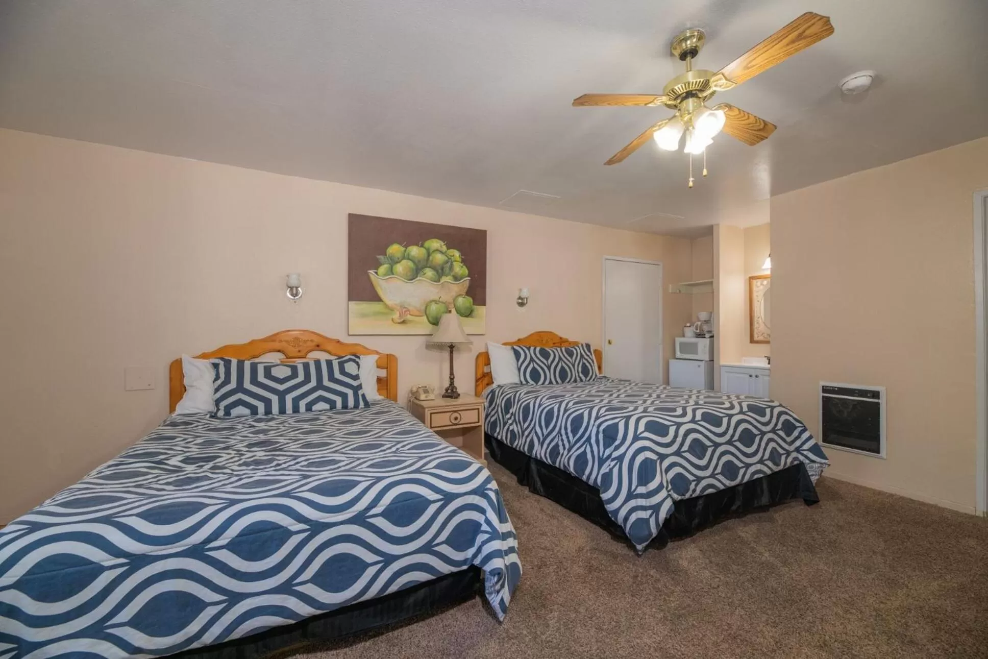 Photo of the whole room, Bed in Black Forest Lodge