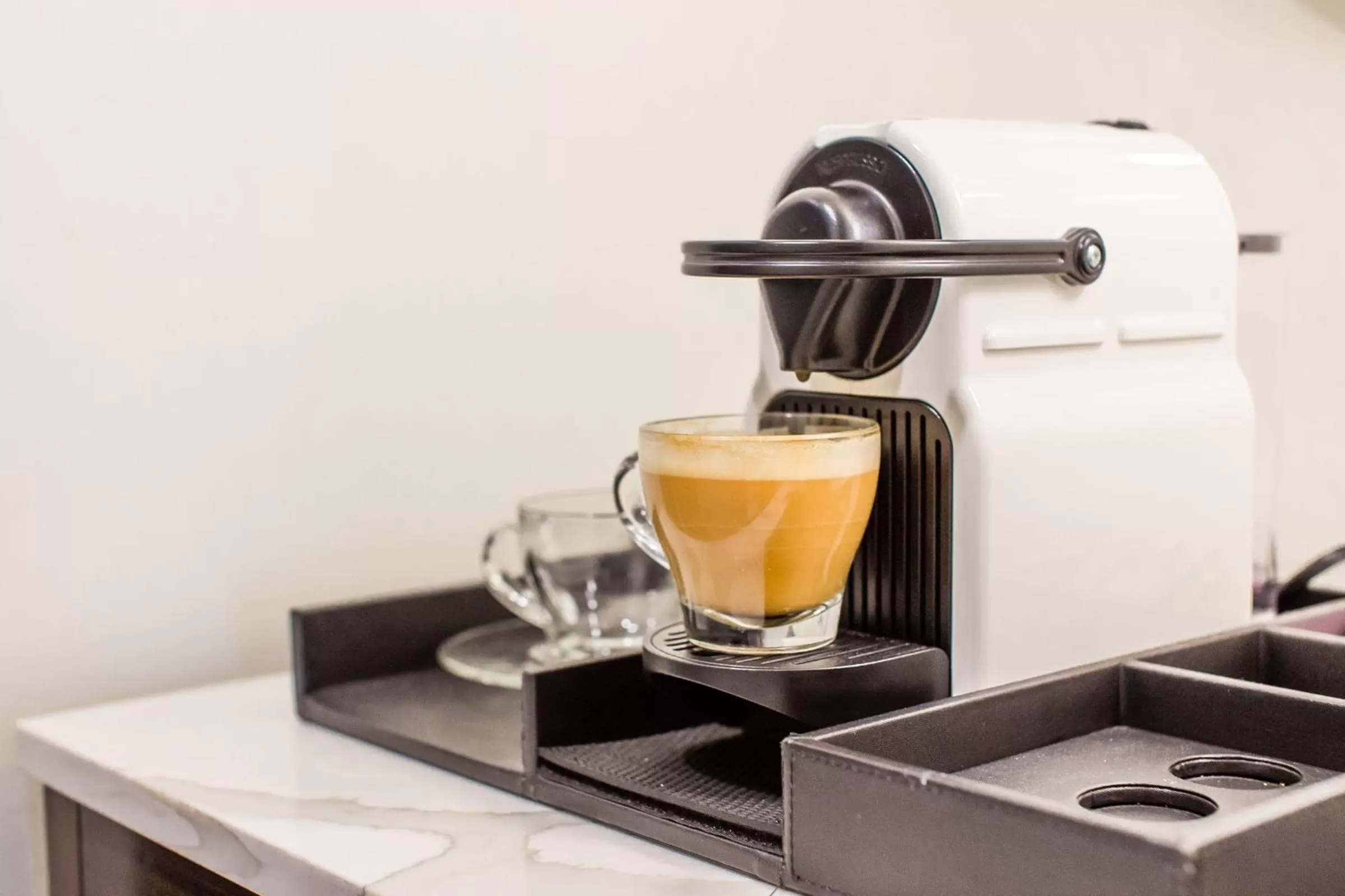 Coffee/tea facilities in Hotel Theodore Seattle Downtown, Tapestry by Hilton