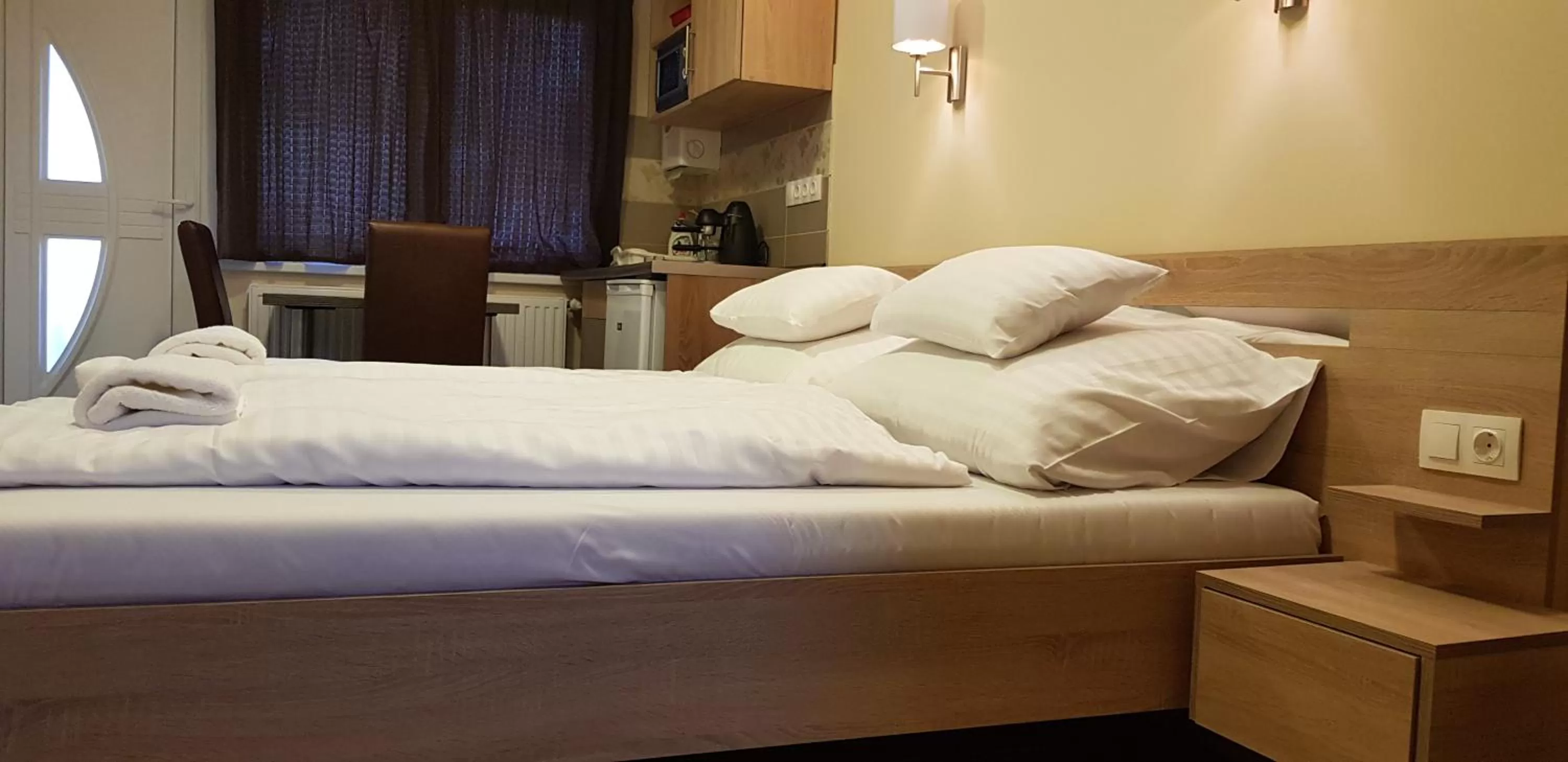 Bed in Central Panzió Gyula