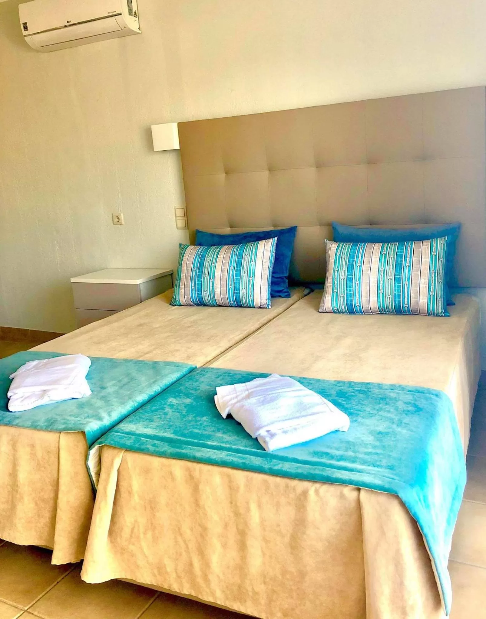 Bedroom, Bed in Albufeira Jardim by Umbral