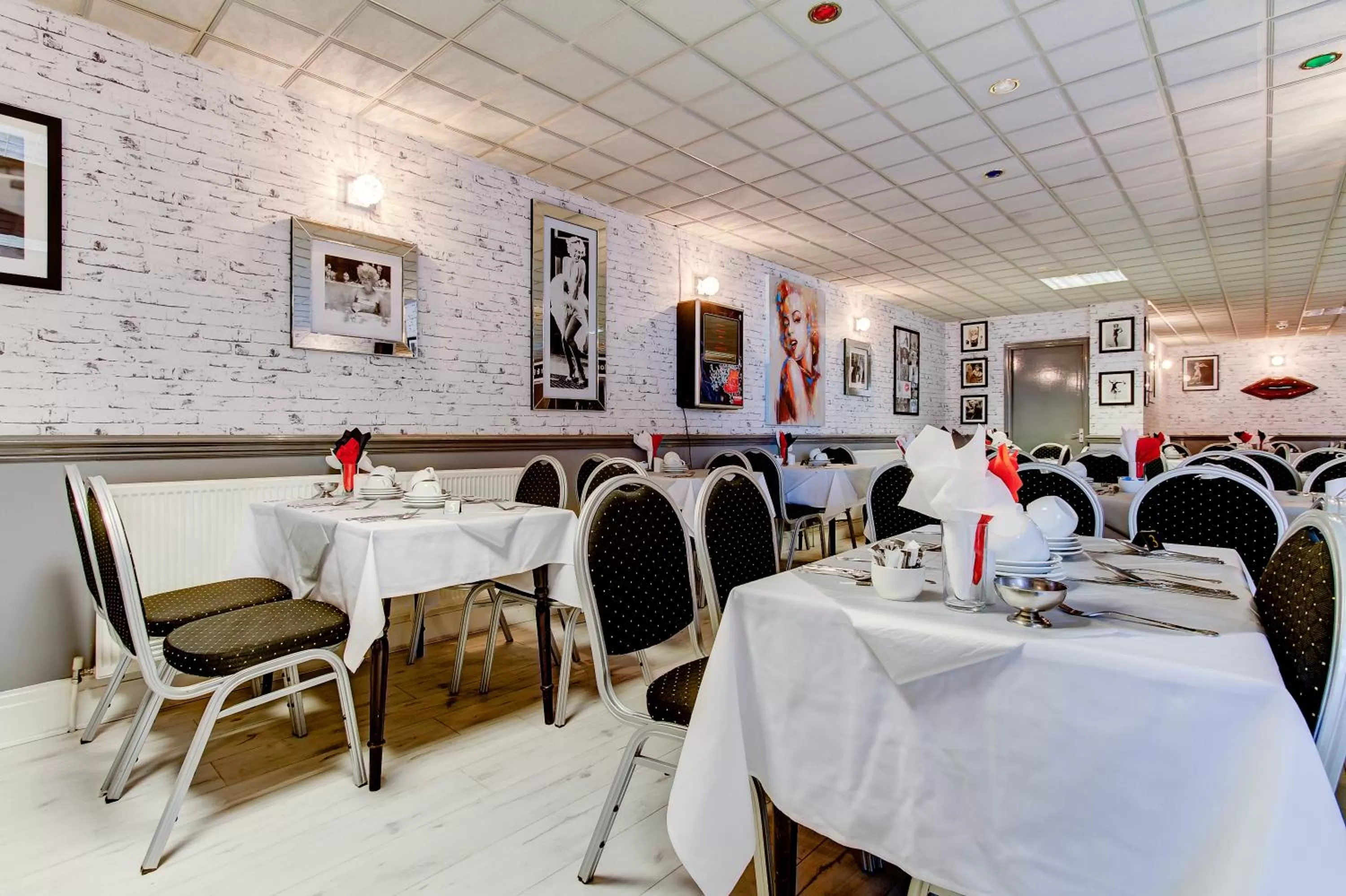 Restaurant/Places to Eat in The Sandringham Court Hotel & Sports Bar-Groups Welcome here-High Speed Wi-Fi