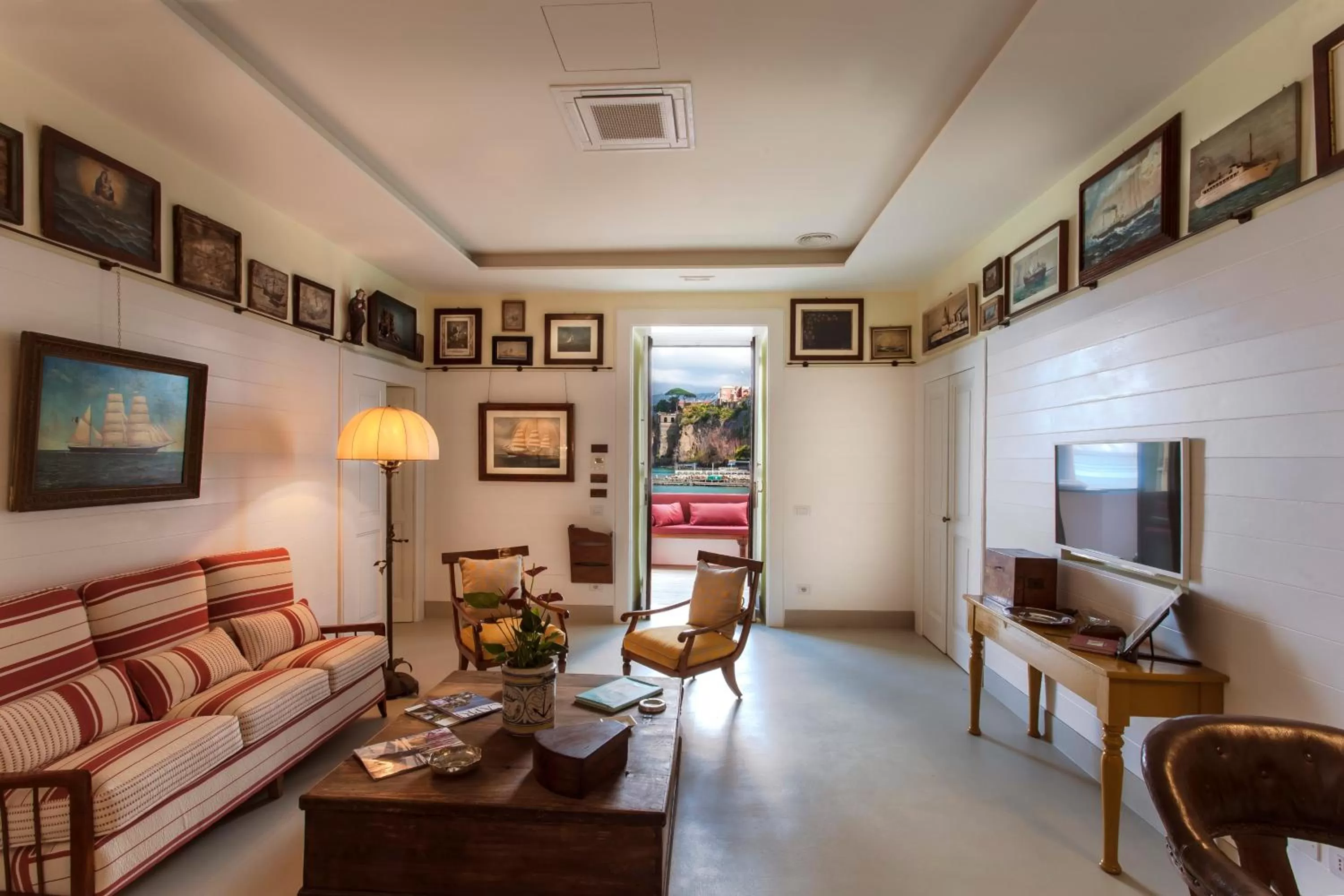 Communal lounge/ TV room in Yacht Club Capo Cervo Suites B&B