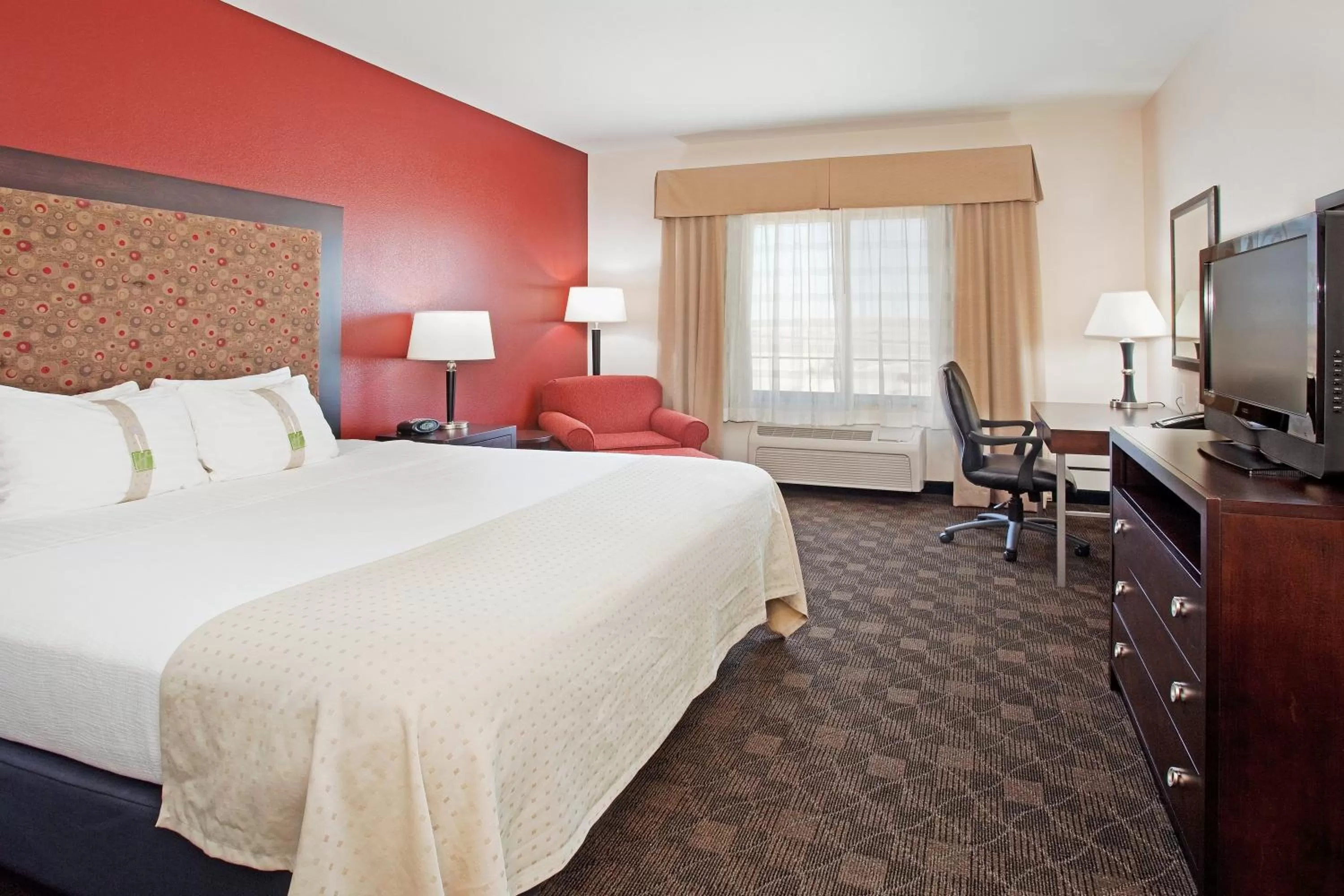 Photo of the whole room, Bed in Holiday Inn Casper East-Medical Center by IHG