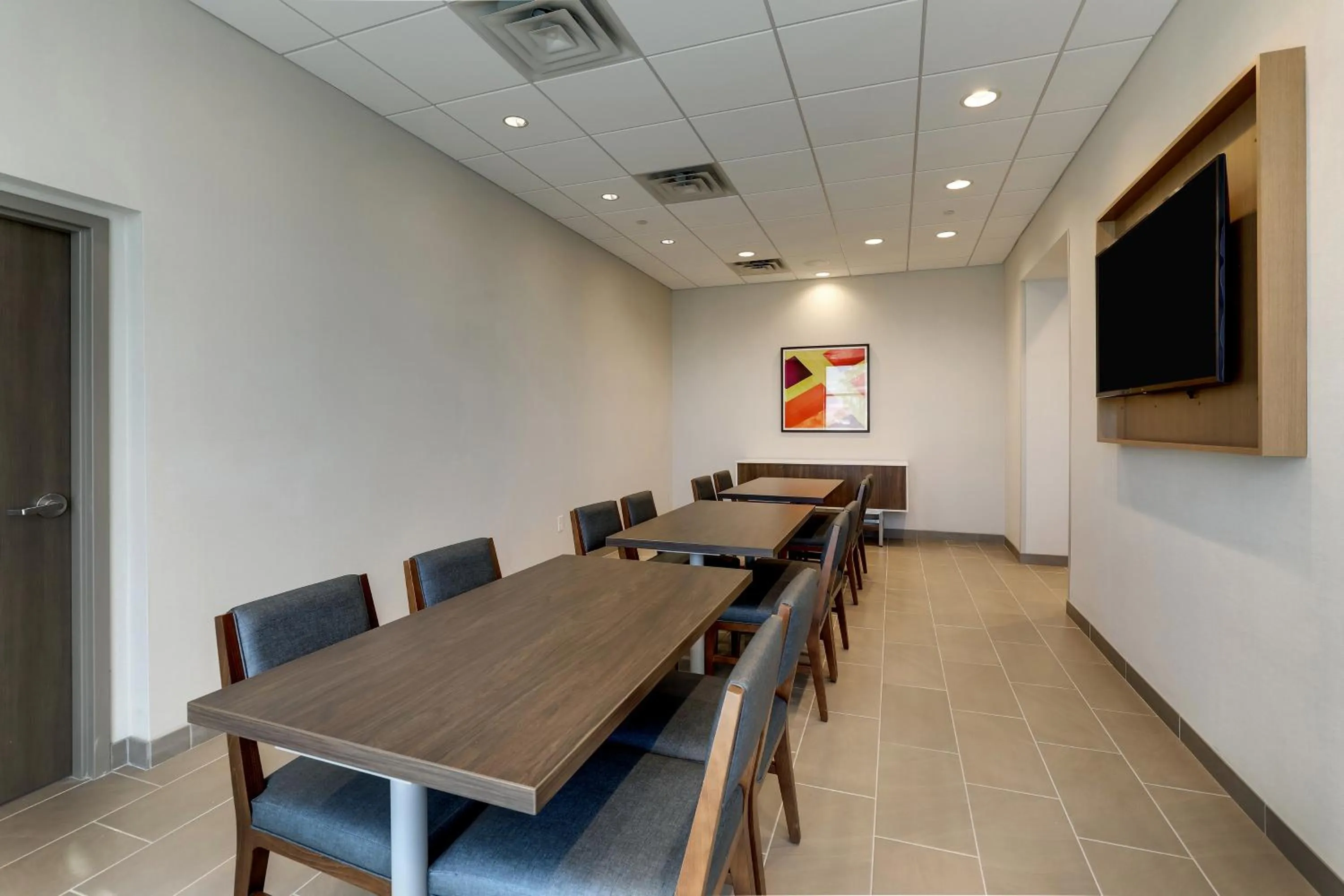 Communal lounge/ TV room in Holiday Inn Express Holly Springs - Raleigh Area by IHG