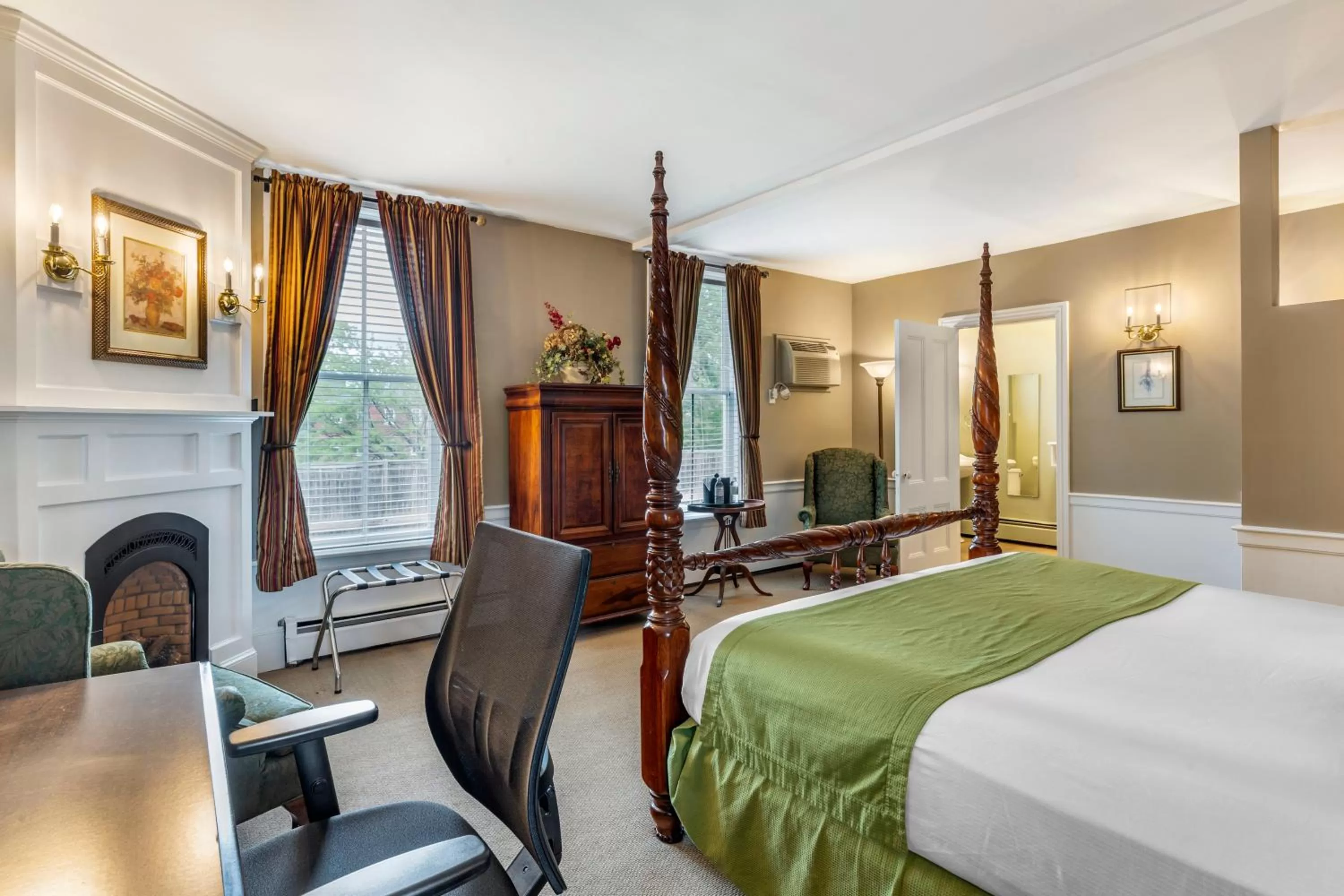 Photo of the whole room, Bed in Essex Street Inn & Suites, an Ascend Collection Hotel