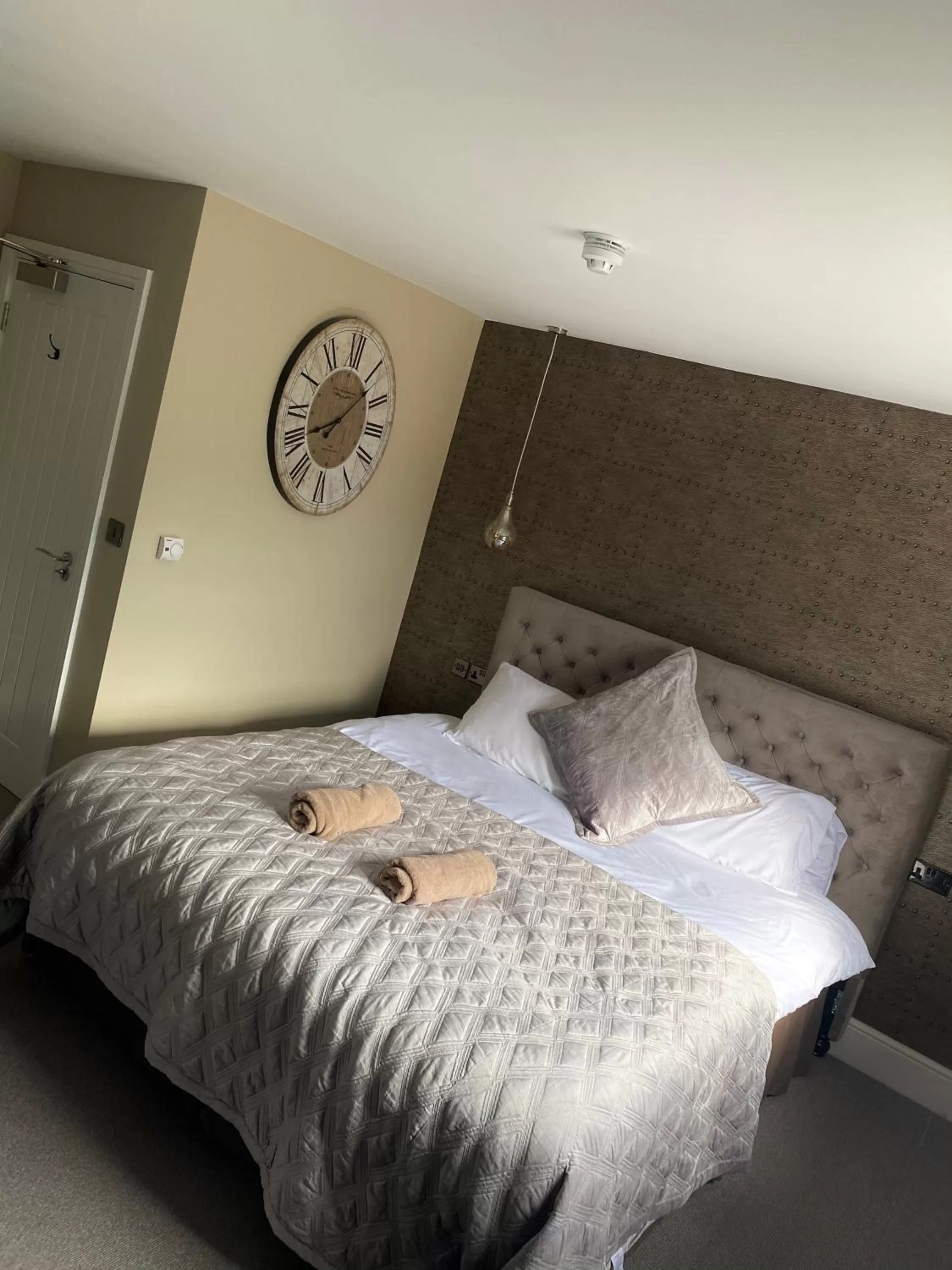 Bedroom, Bed in The Station Restaurant & Bar