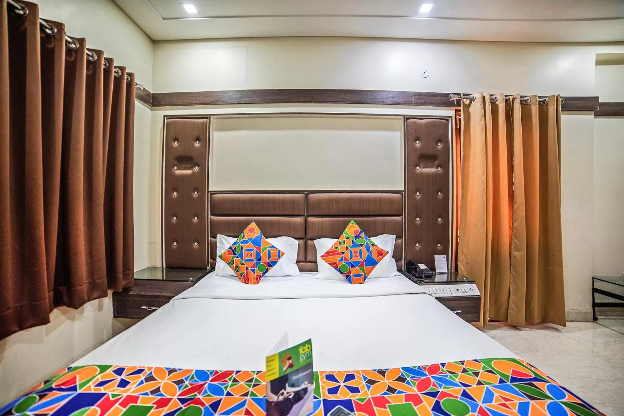 Bedroom, Bed in FabHotel Santoor Geeta Bhawan Square