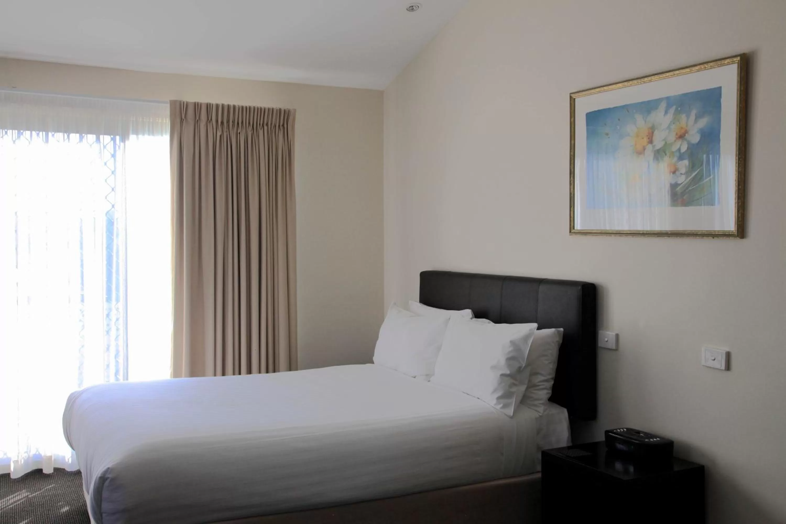 Bedroom, Bed in Travellers Motor Village