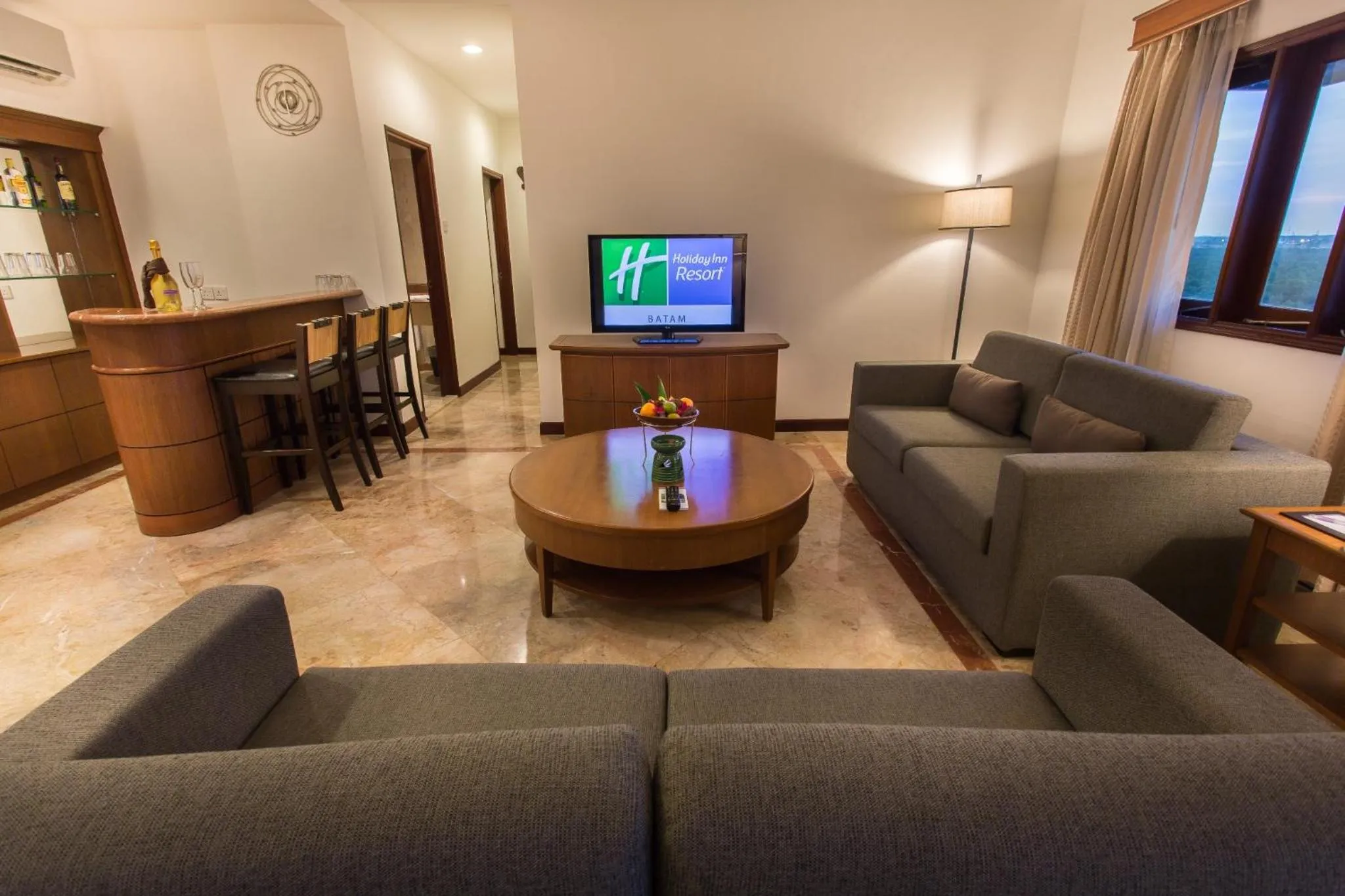Communal lounge/ TV room in Holiday Inn Resort Batam by IHG