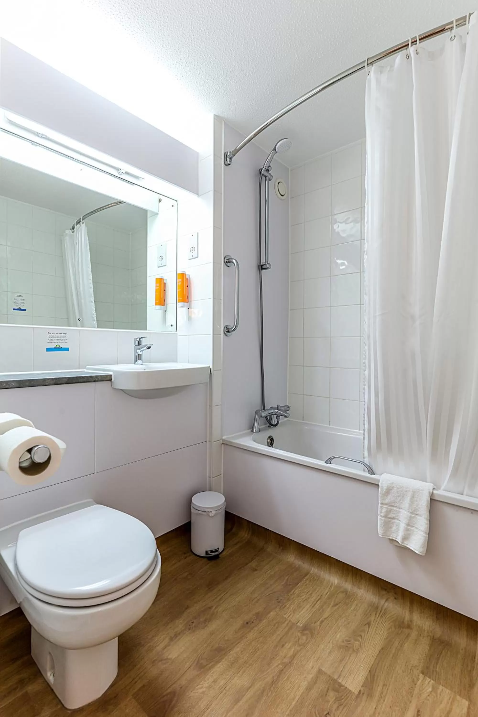 Shower in Days Inn Hotel Fleet