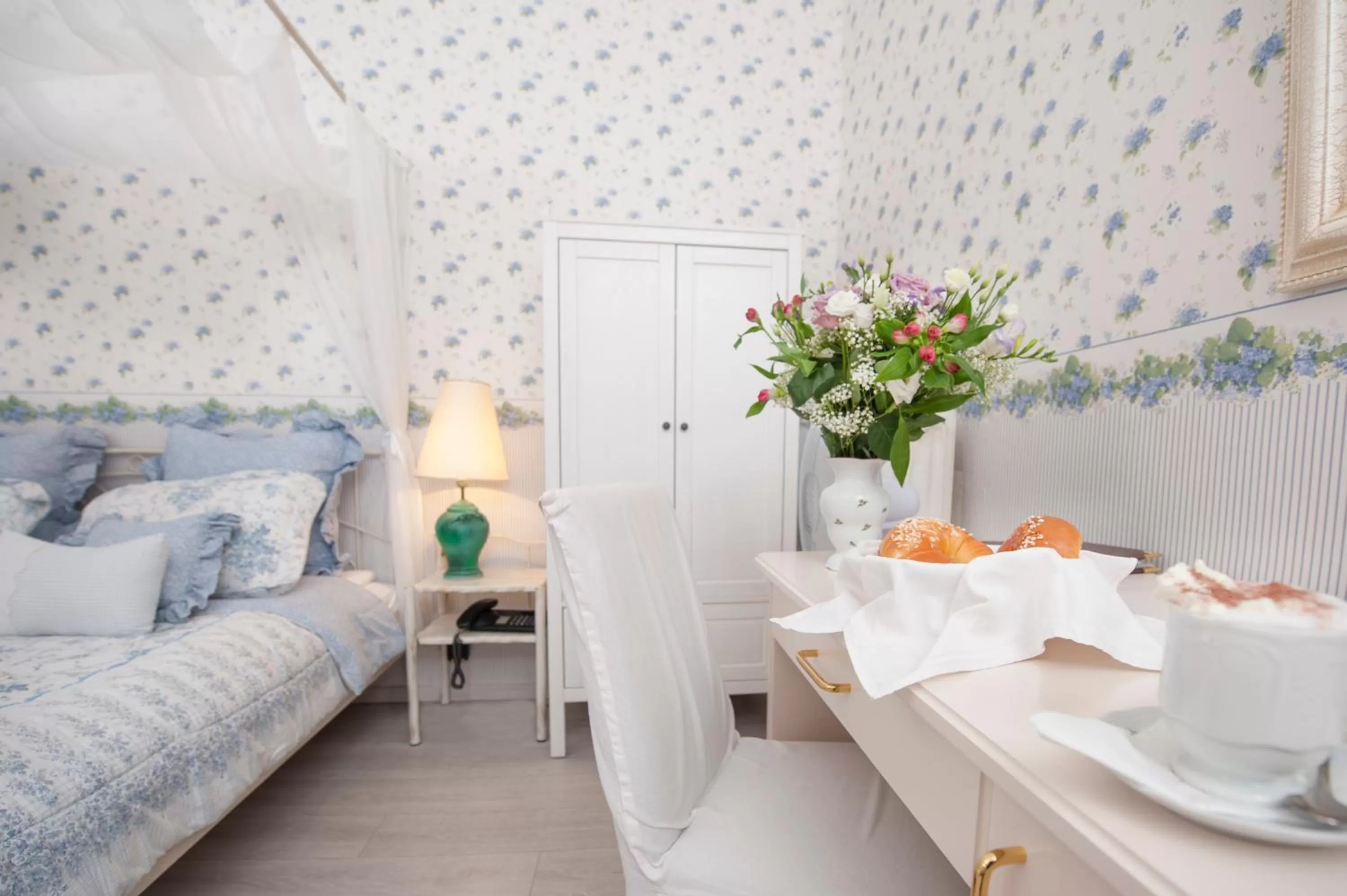 Photo of the whole room, Bed in Boutique Hotel Kugel Wien