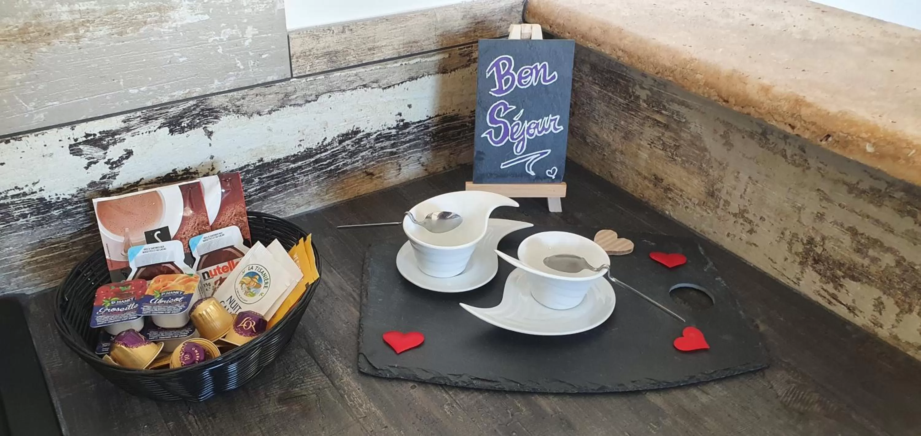 Food and drinks in Loveroom La Garçonn'Hyères