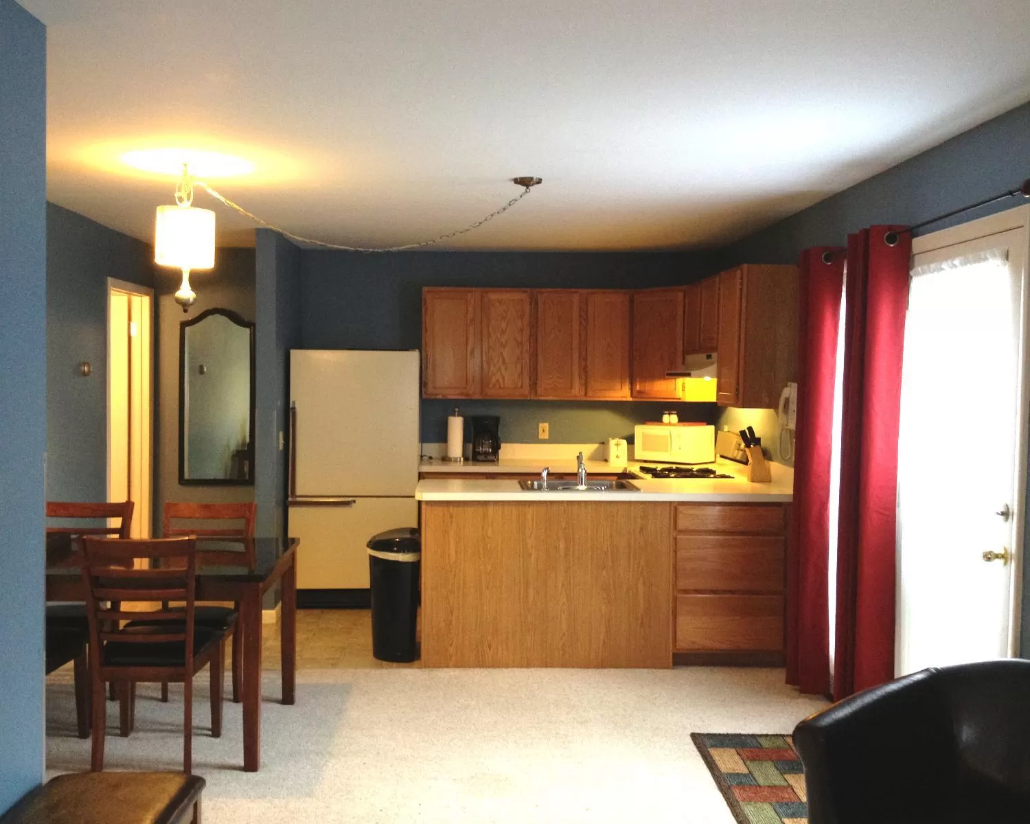Kitchen or kitchenette in Vinehurst Inn & Suites
