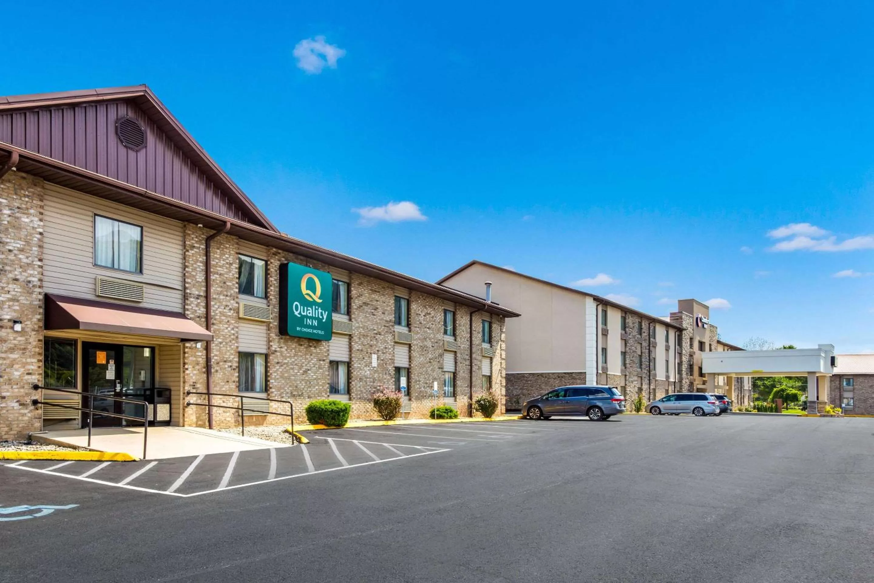 Property building in Quality Inn Charleston South