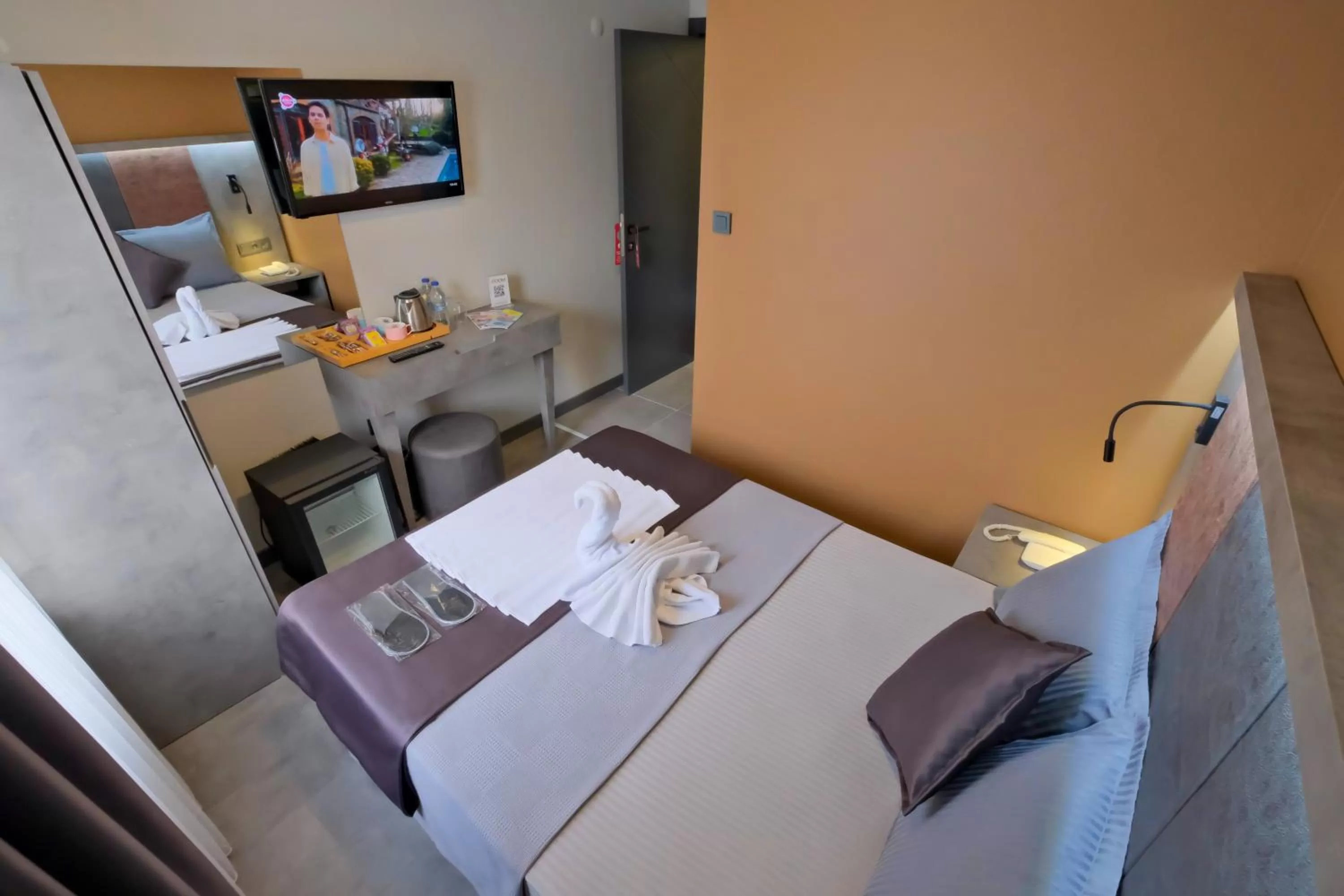 Photo of the whole room, Bed in The Queen Hotel