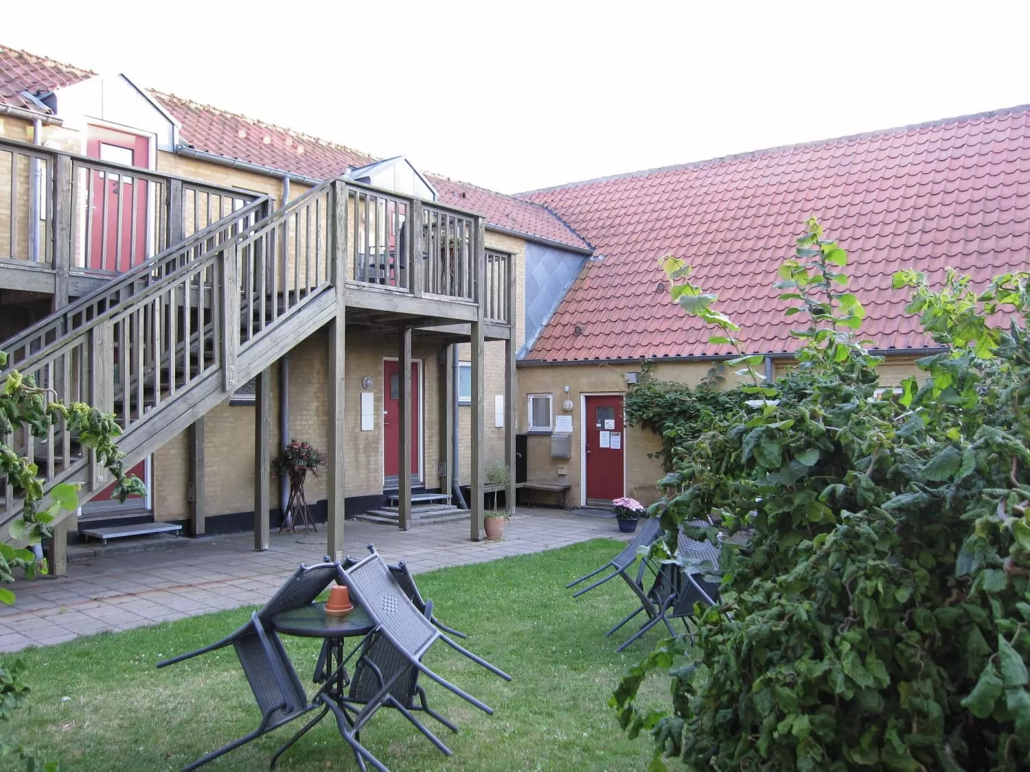 Day, Property Building in Motel Stege